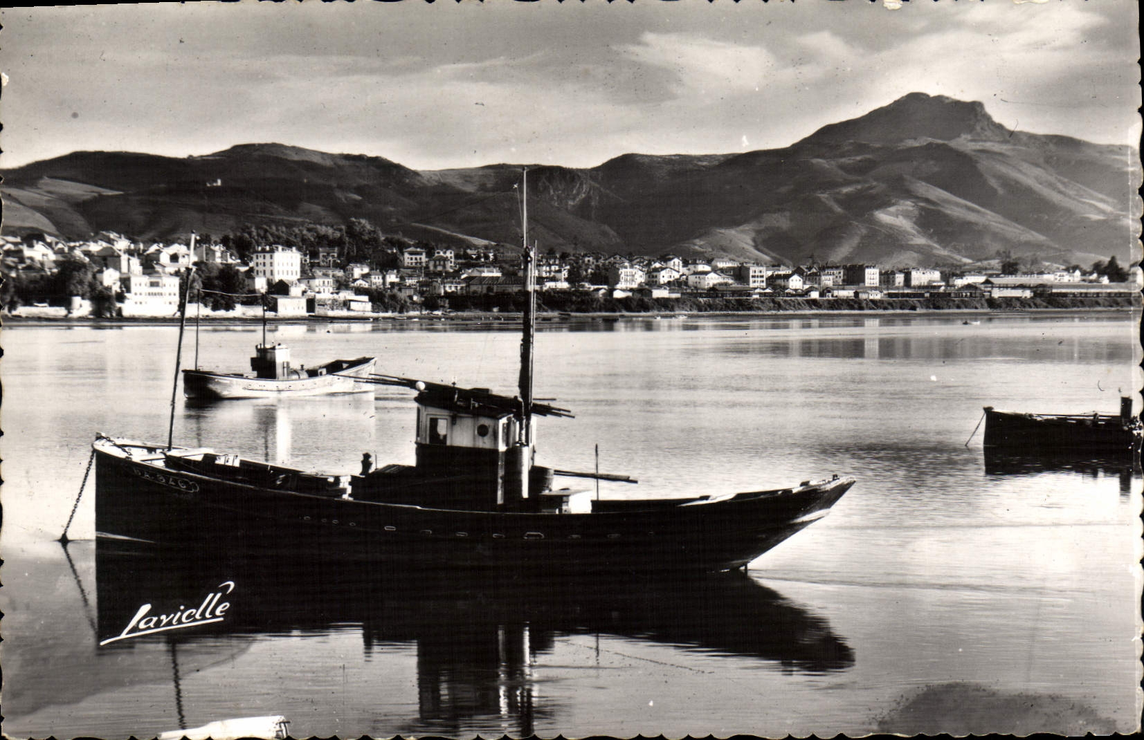 CPA Hendaye Vue Generale Et Les Trois Couronnes