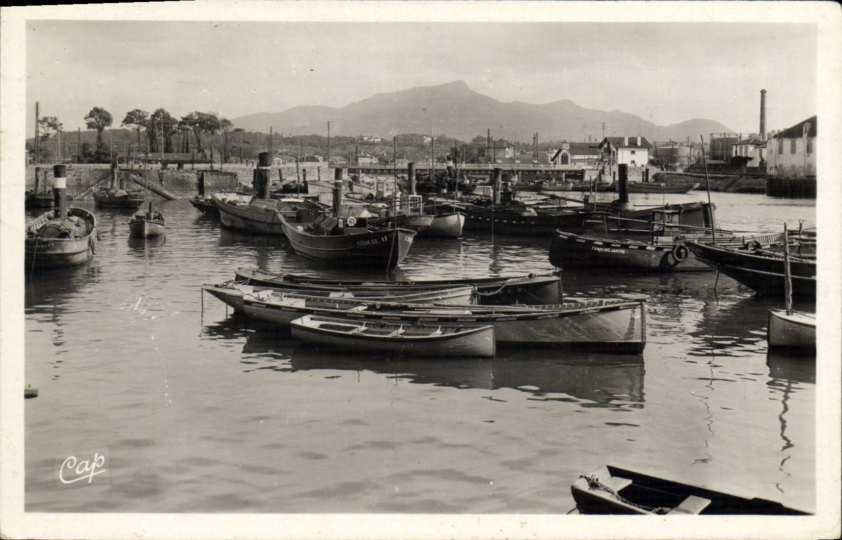 CPA Saint Jean De Luz Vue Sur Le Port