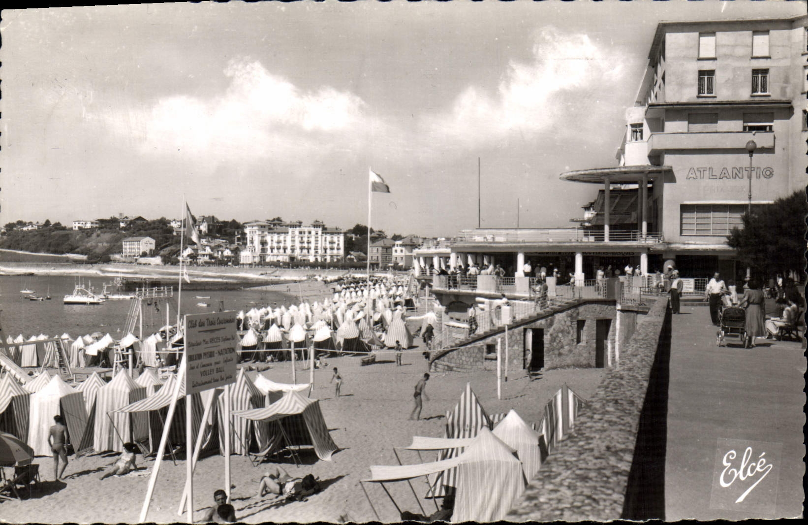 CPA Saint Jean De Luz La Plage Vue De La Promenade