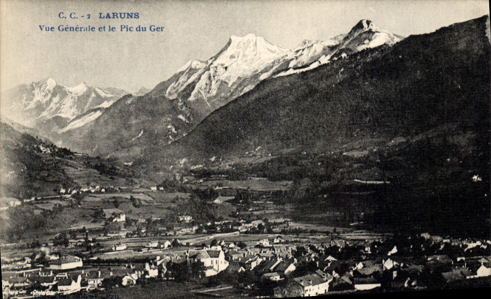 CPA Laruns Vue Generale Et Le Pic Du Ger