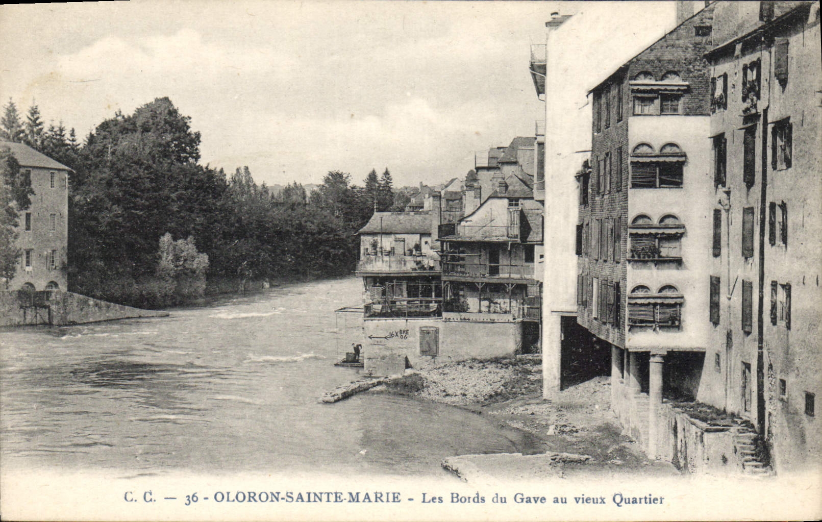 CPA Oloron Ste Marie Les Bords Du Gave au vieux quartier
