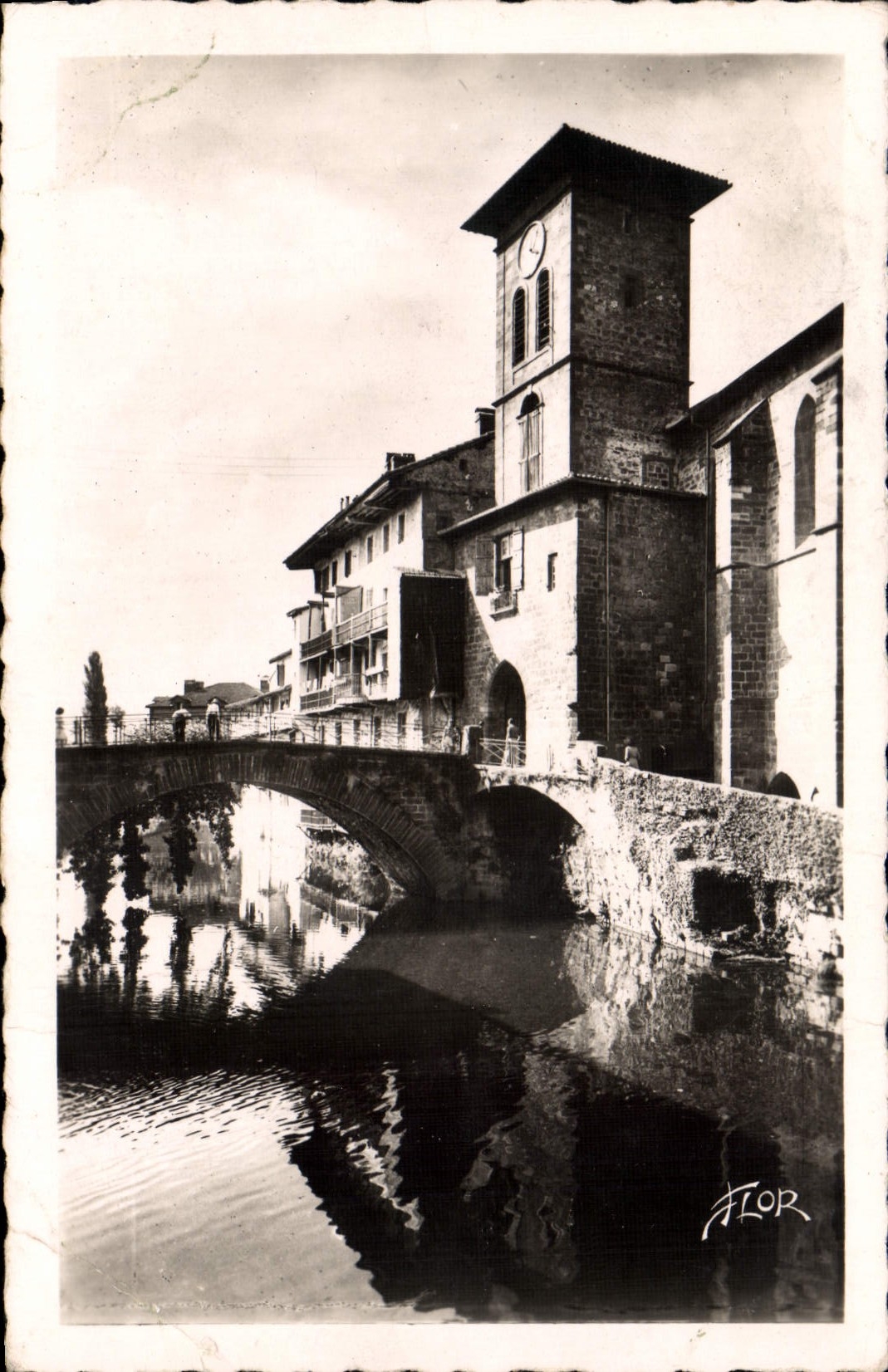 CPA Saint Jean Pied De Port L'Eglise Et La Nive