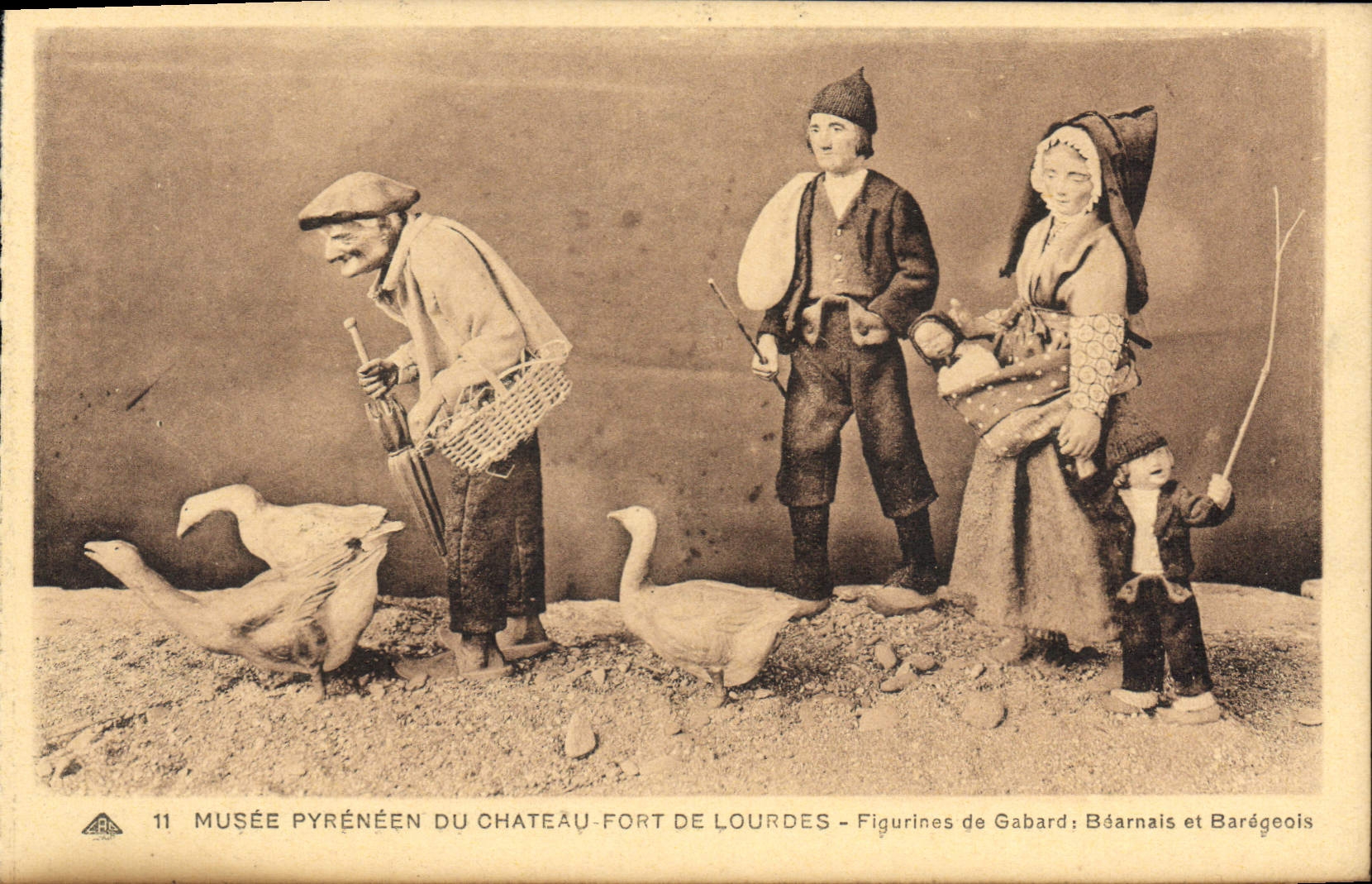 CPA Lourdes Figurines De Gabard Béarnais et Barégeois
