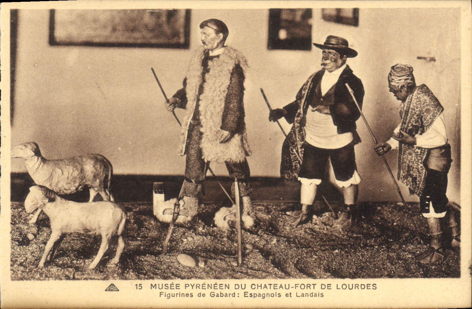 CPA Lourdes Figurines De Gabard Espagnols et Landais
