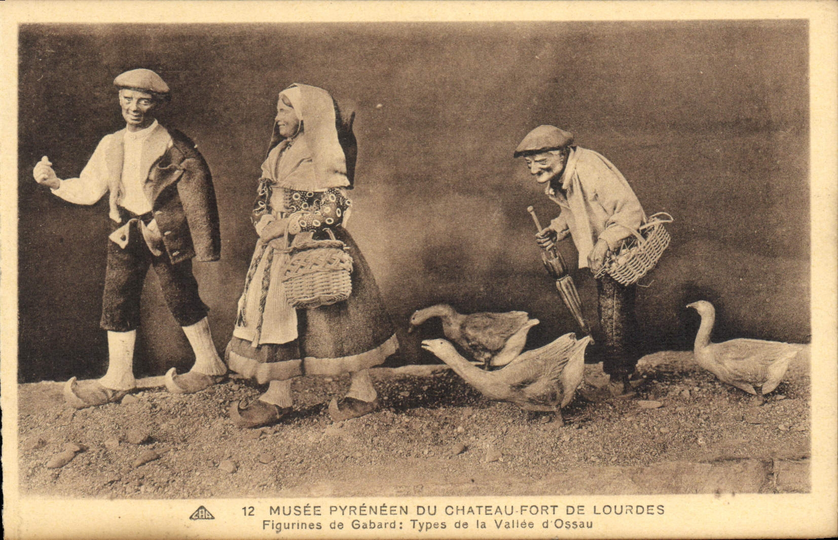 CPA Lourdes Figurines De Gabard types de la vallée d'Ossau