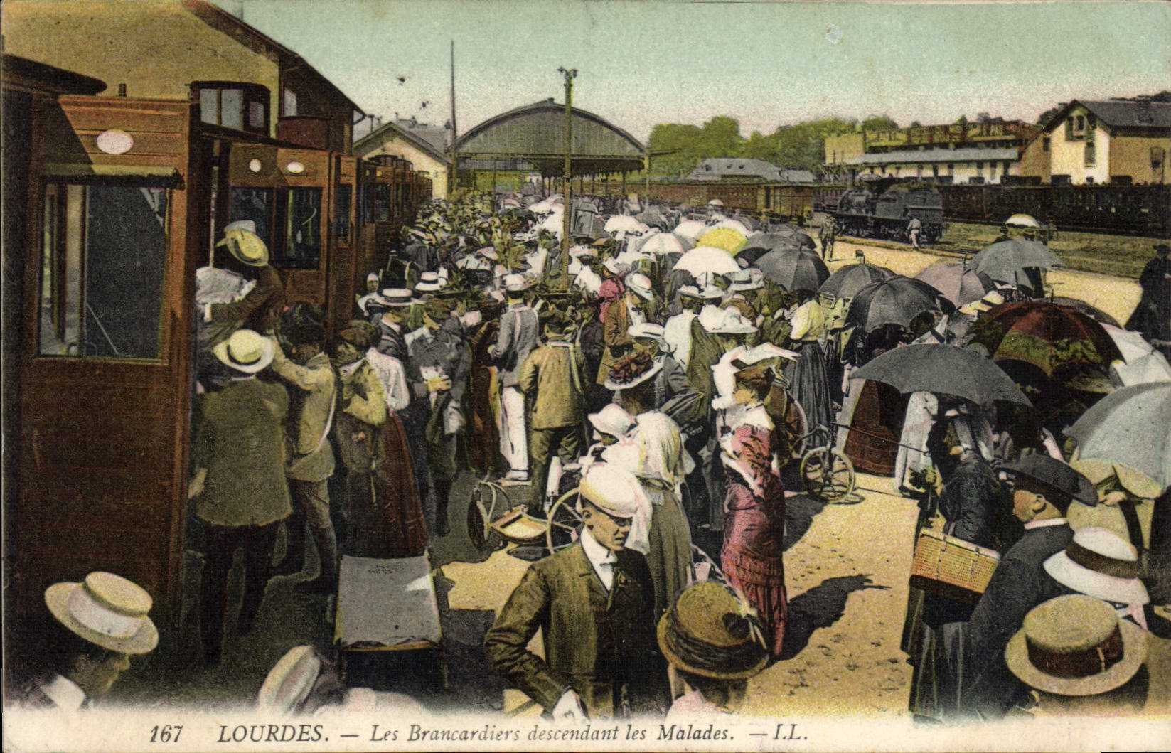 CPA Lourdes Les Brancardiers Descendant les malades