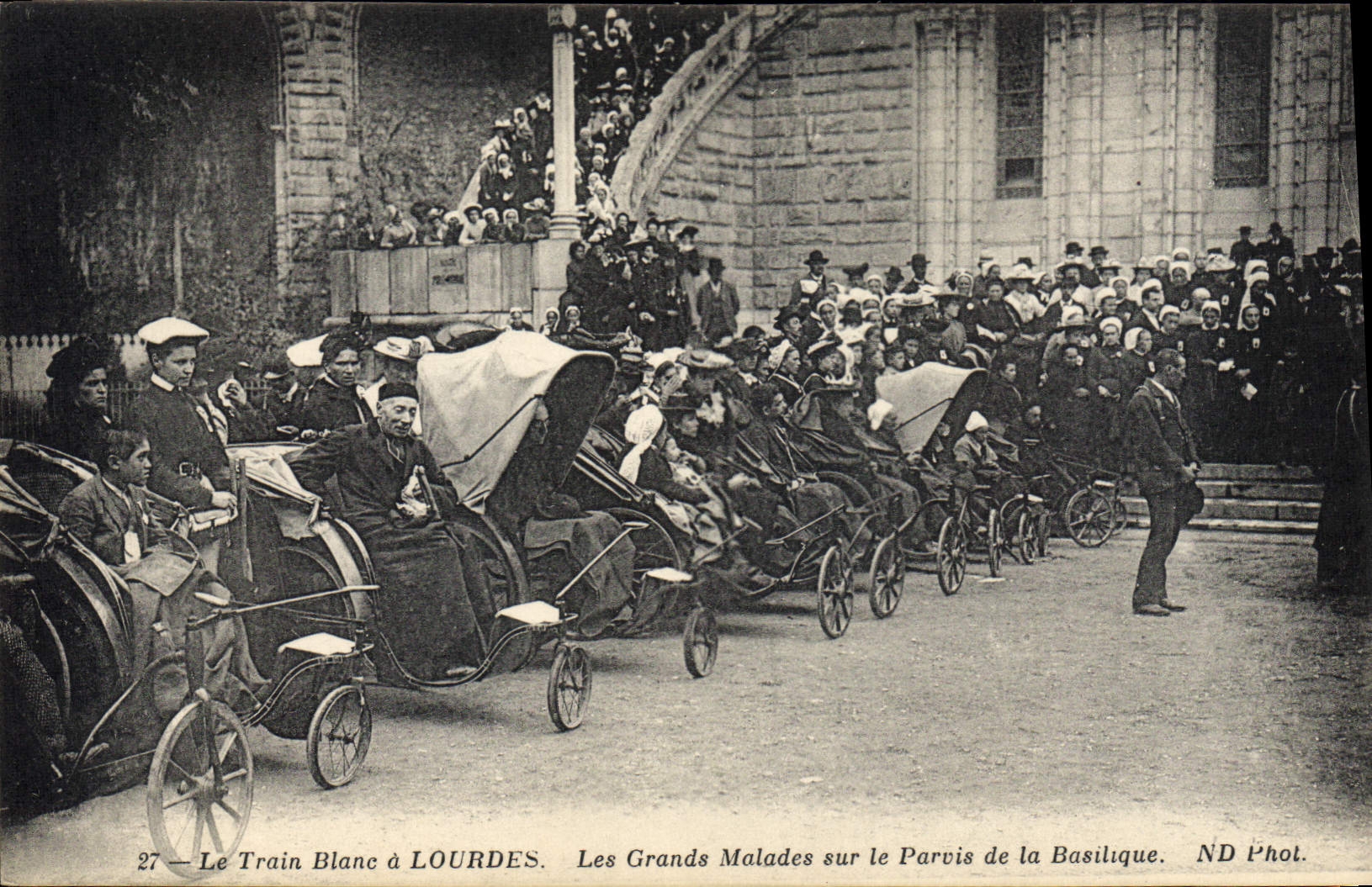 CPA train blanc à Lourdes Les Grands Malades Sur Le Parvis