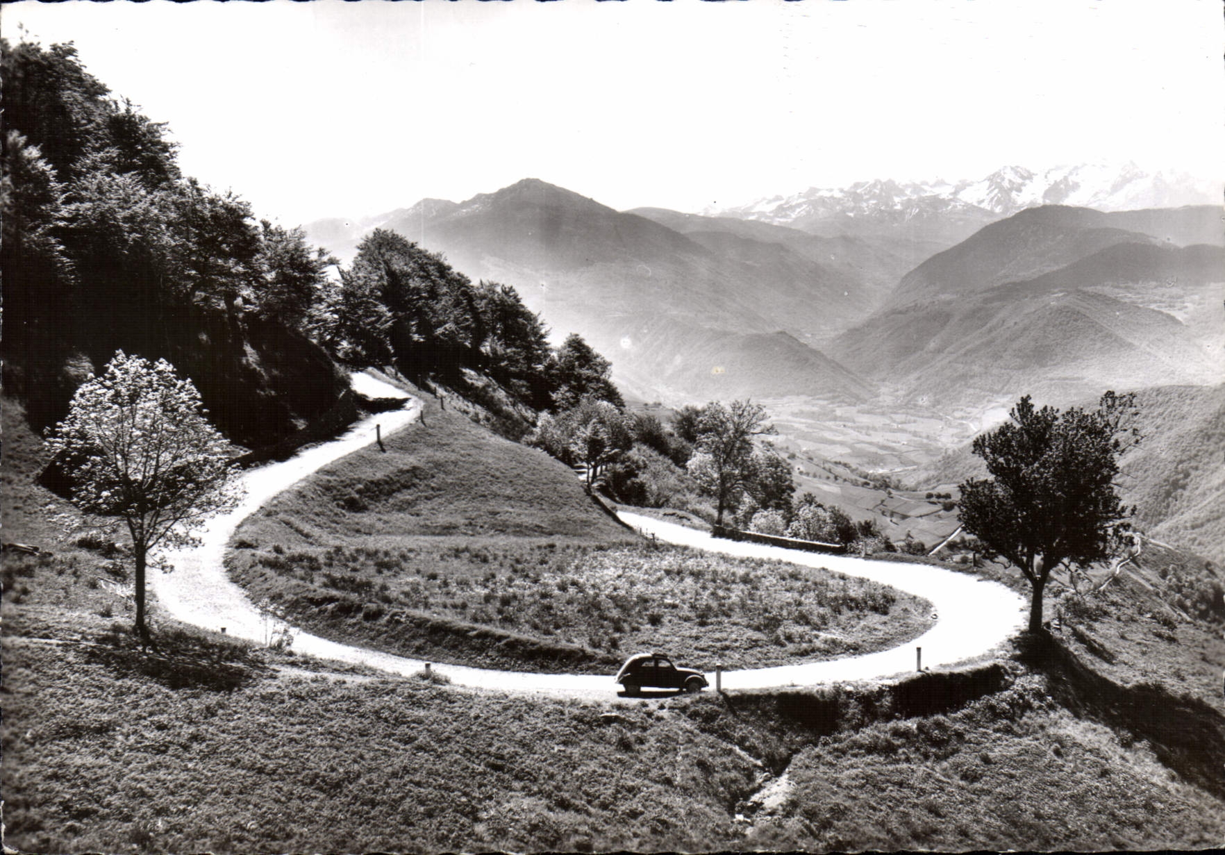 CPSM Col D'Aspin Fer A Cheval Sur La Route Du Col