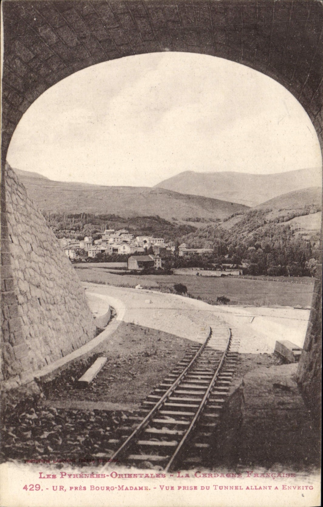 CPA La Cerdagne Ur Bourg Madame Vue Prise du tunnel
