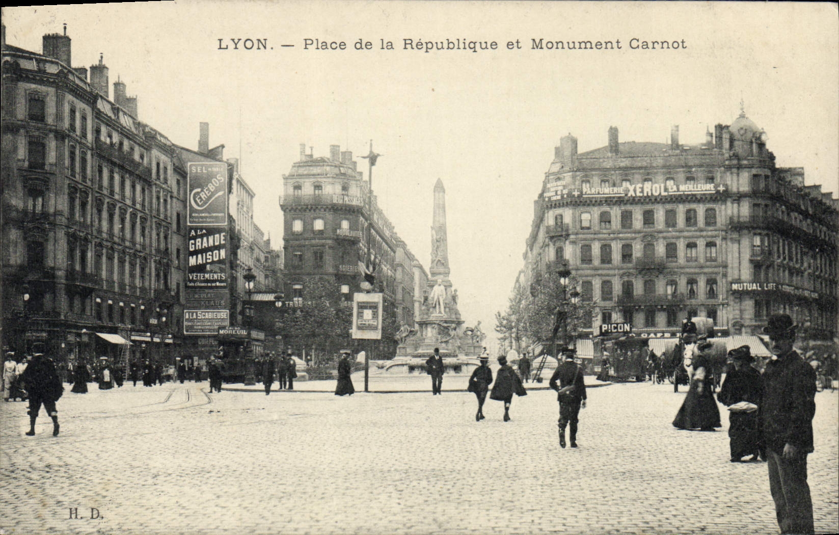 CPA Lyon Place De La Republique Et Monument Carnot
