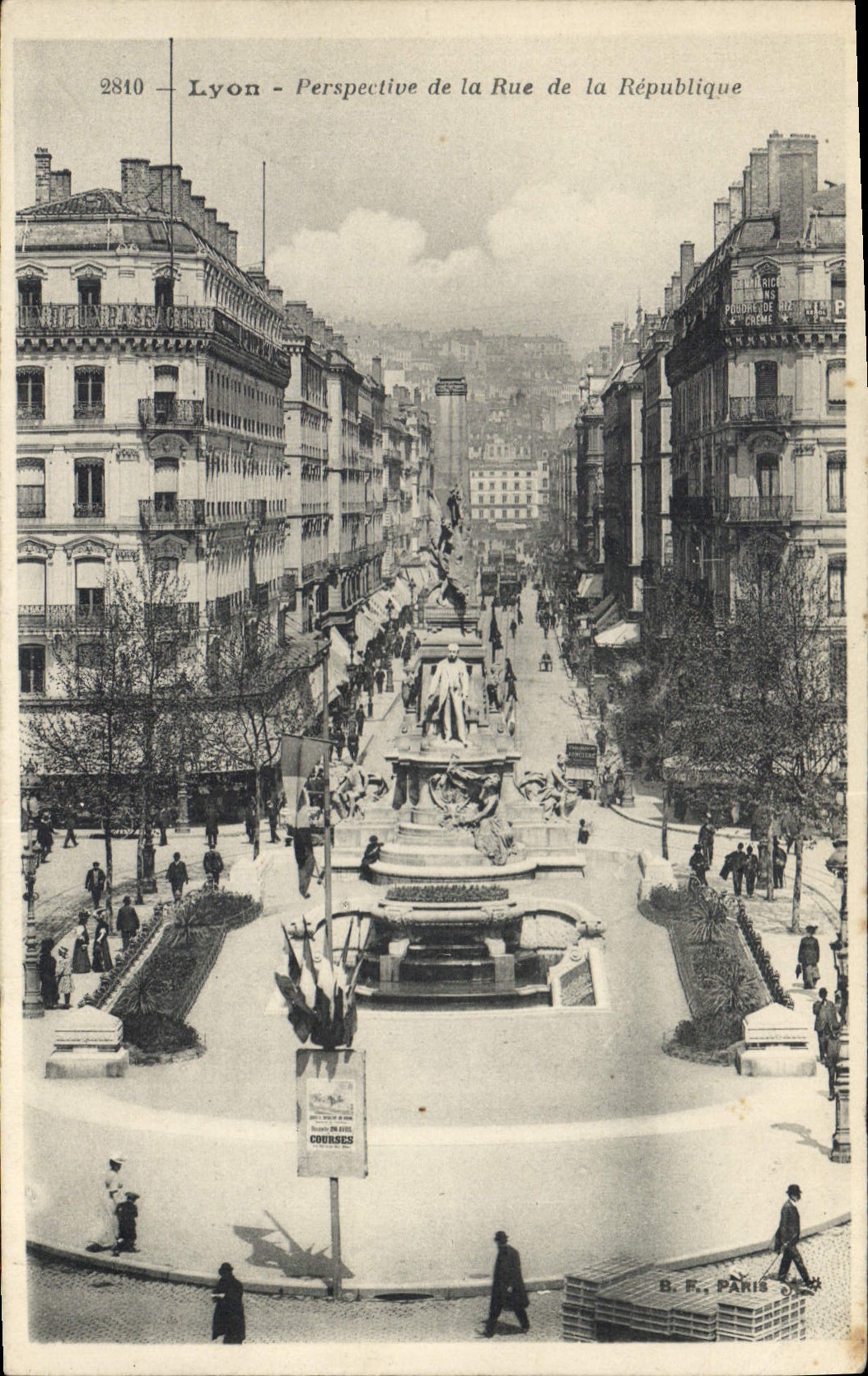 CPA Lyon Perspective De La Rue De La Republique