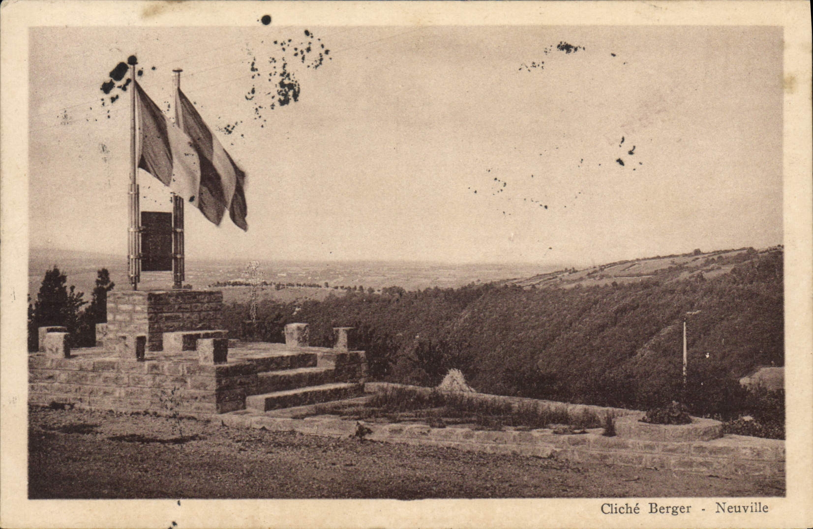 CPA Cliche Berger Neuville PONEYRIEUX monument