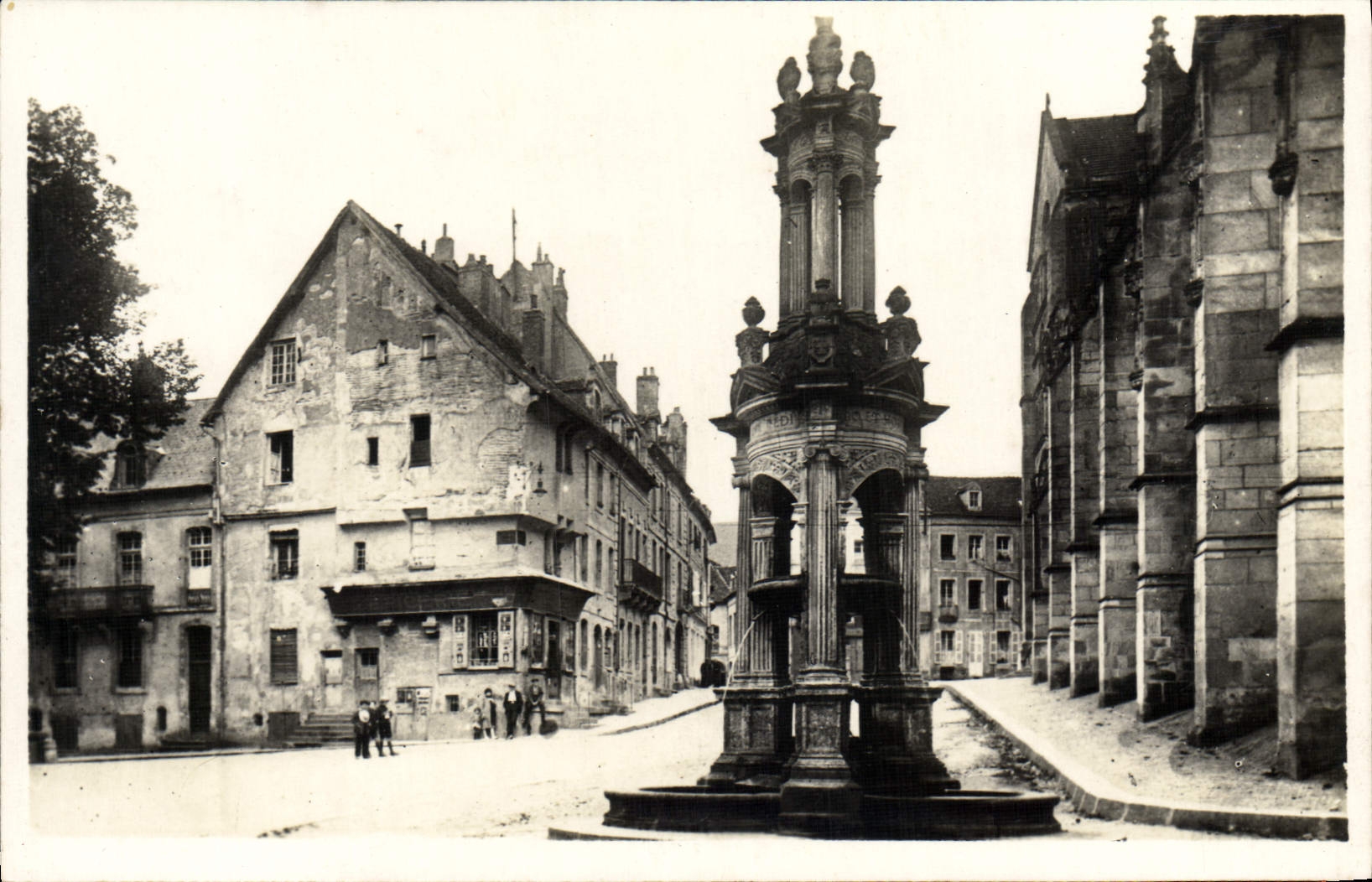 CPA Autun La Fontaine St Lazare