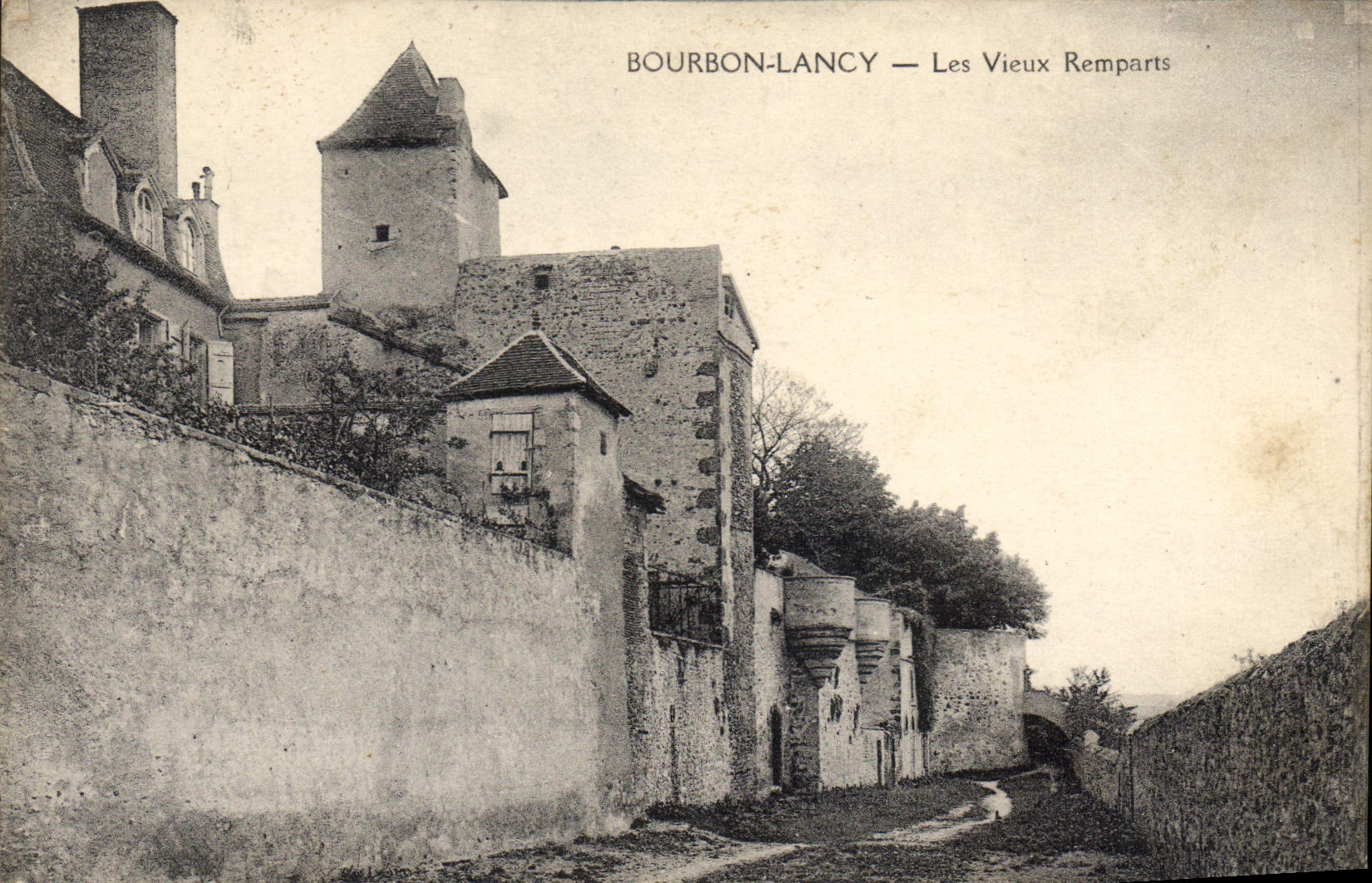 CPA Bourbon Lancy Les Vieux Remparts