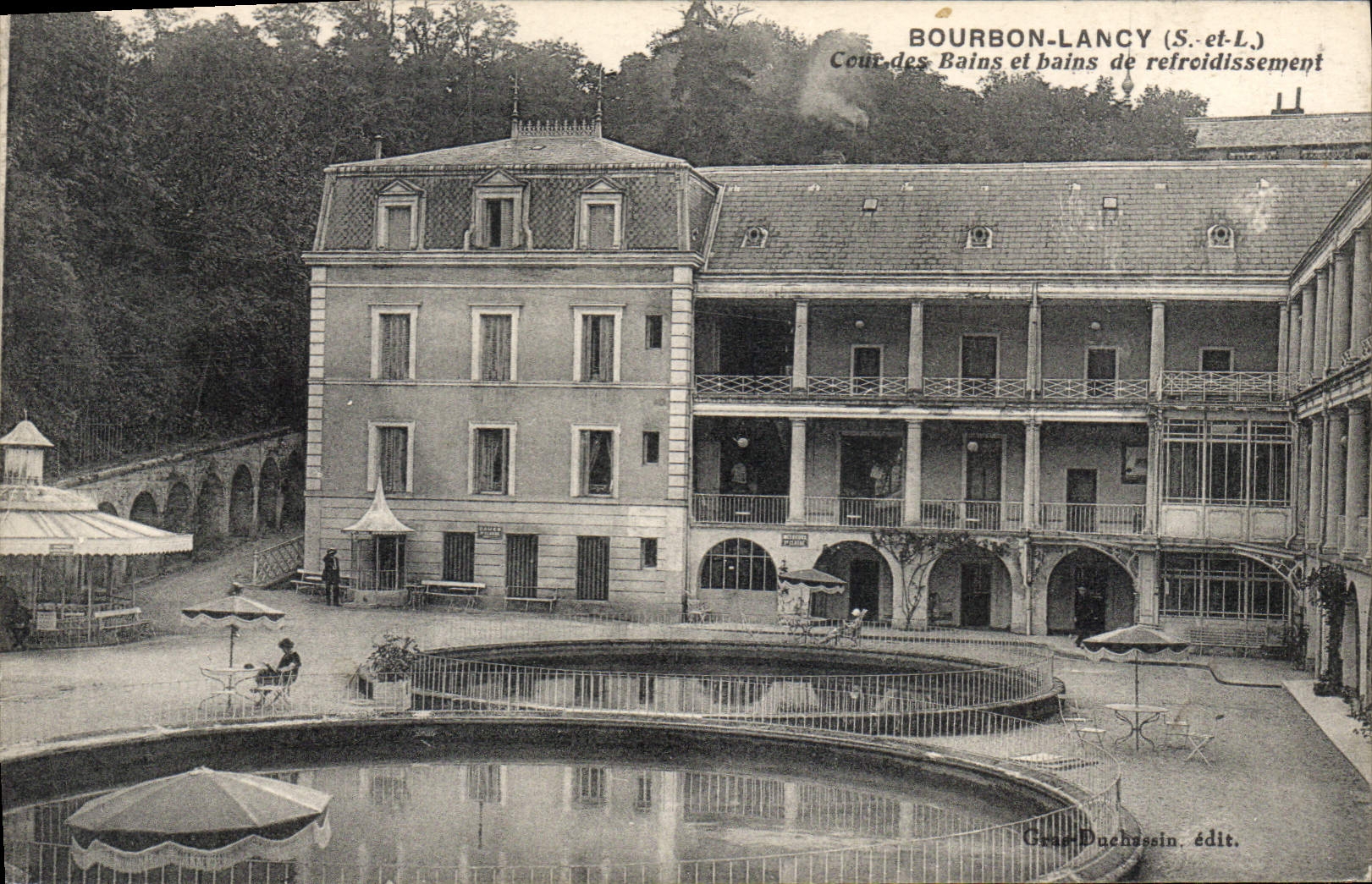 CPA Bourbon Lancy Cour Des Bains Et bains de refroidissement