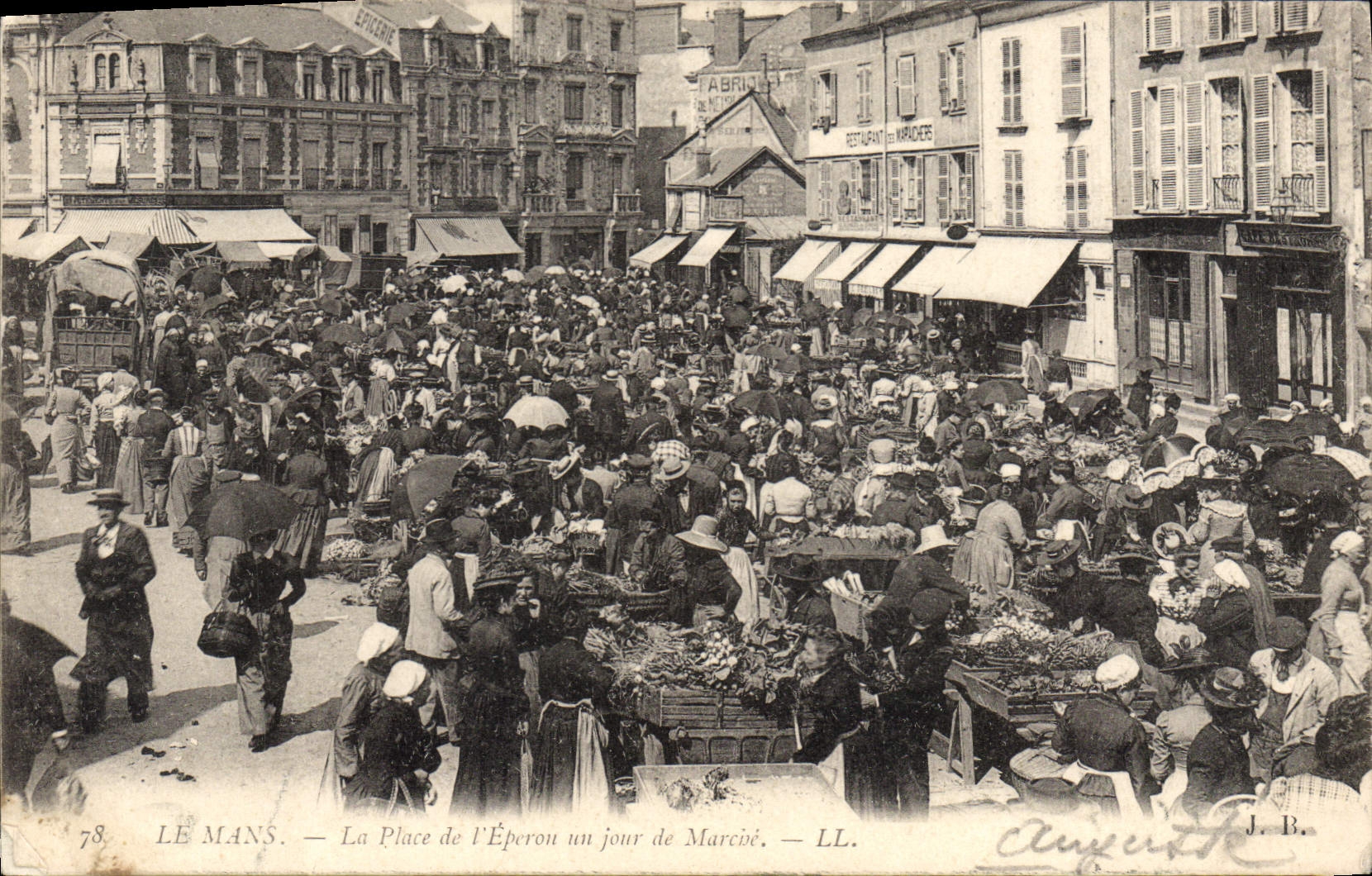 CPA Le Mans La place de l'Eperon un jour de marché