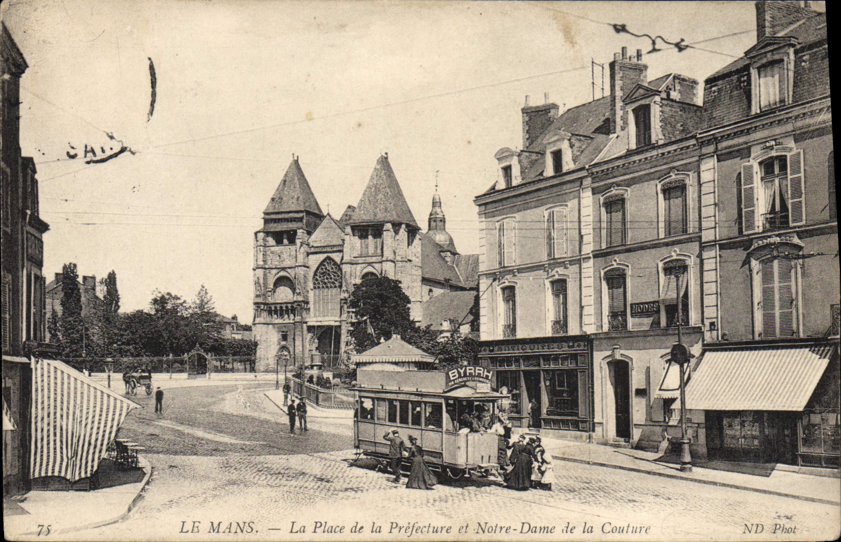 CPA Le Mans La Place De La Prefecture Et Notre Dame de la couture Tramway