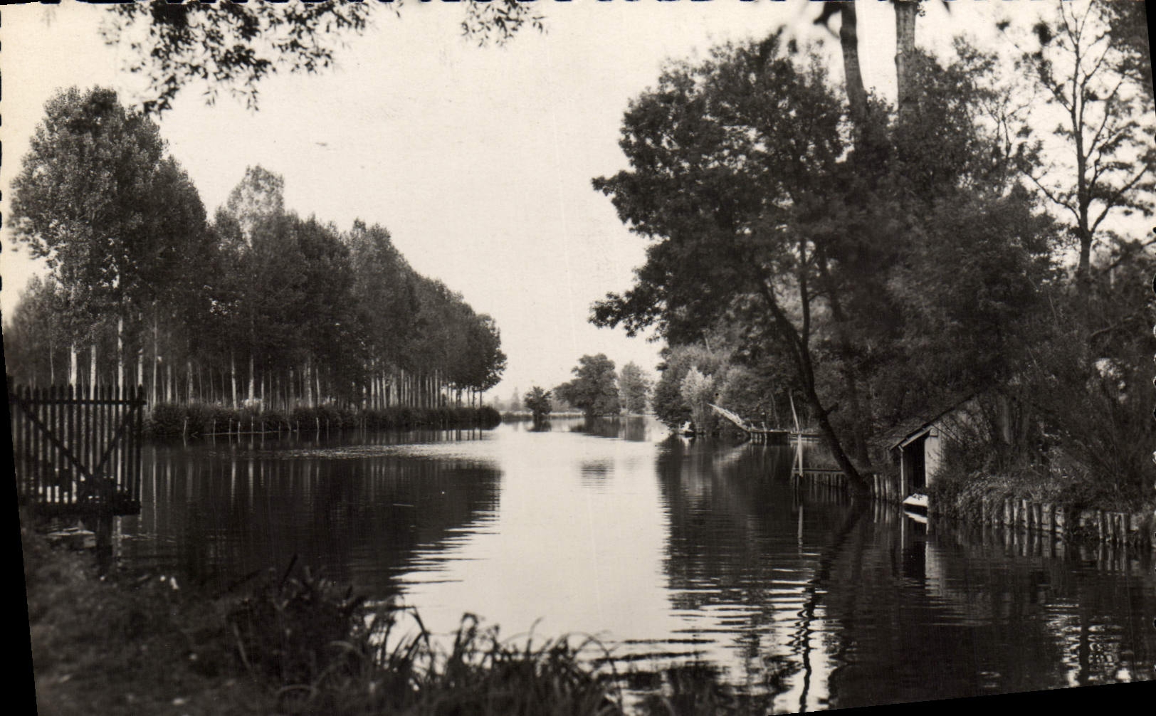 CPA Chartre Sur le Loir Les Bords Du Loir Barrage