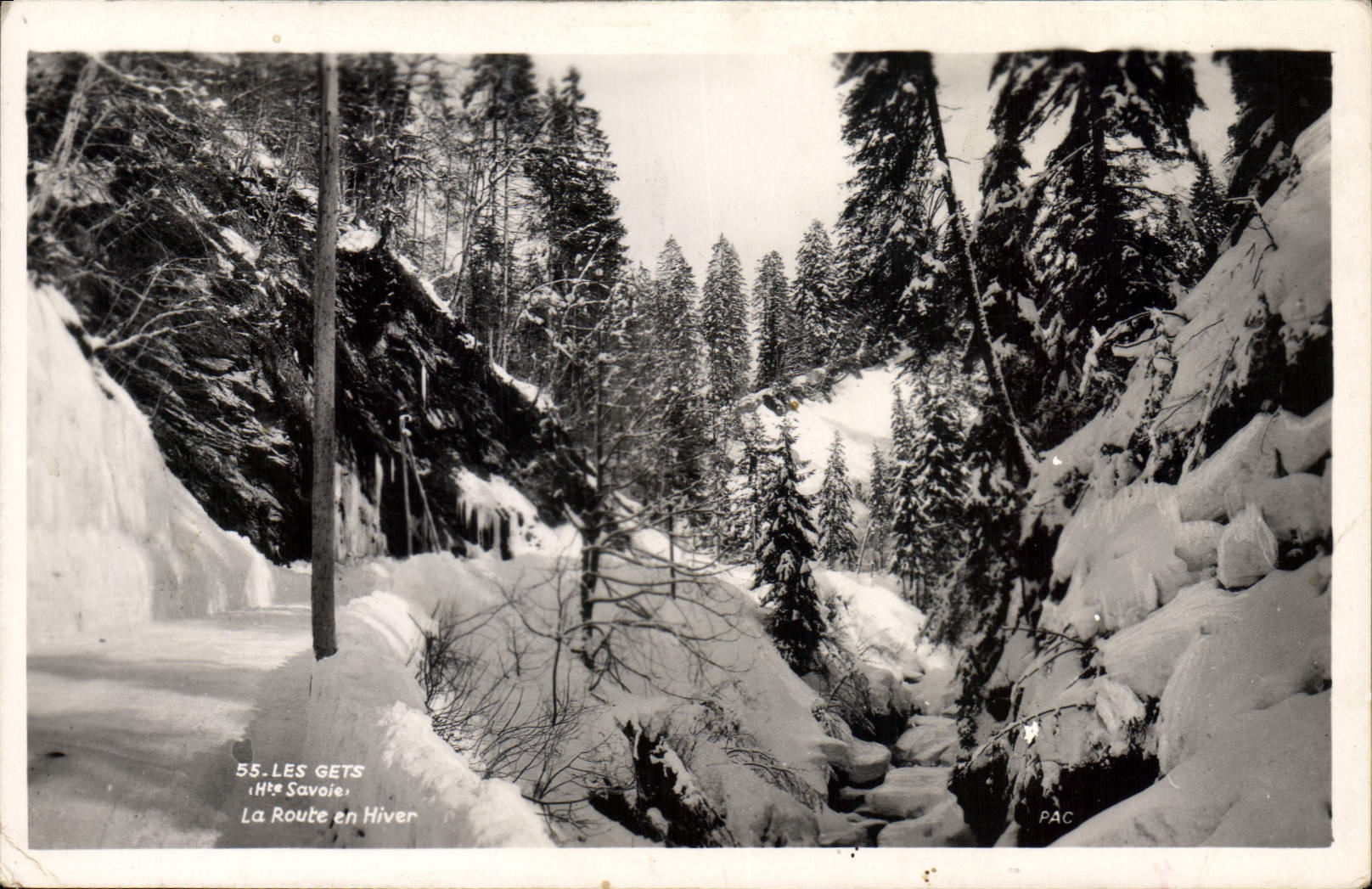 CPA Les Gets La Route En Hiver