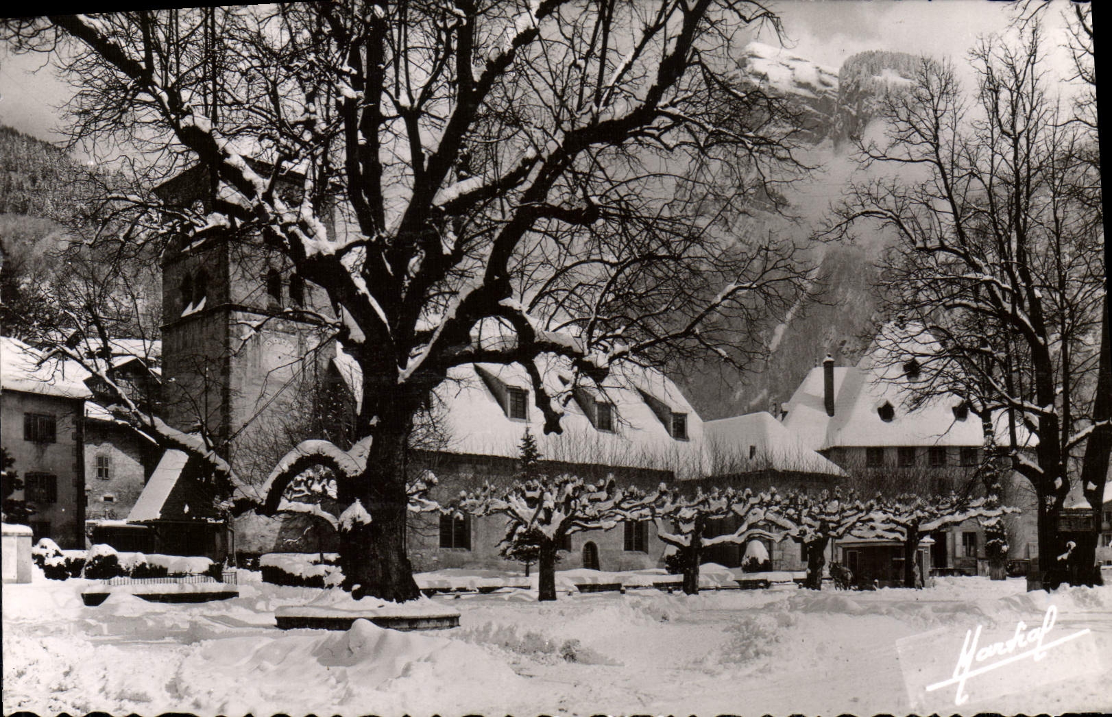 CPA Samoens L'Eglise Le Gros Tilleul la Mairie