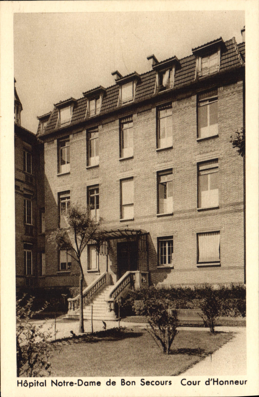 CPA Hopital Notre Dame De Bon Secours Cour d'honneur