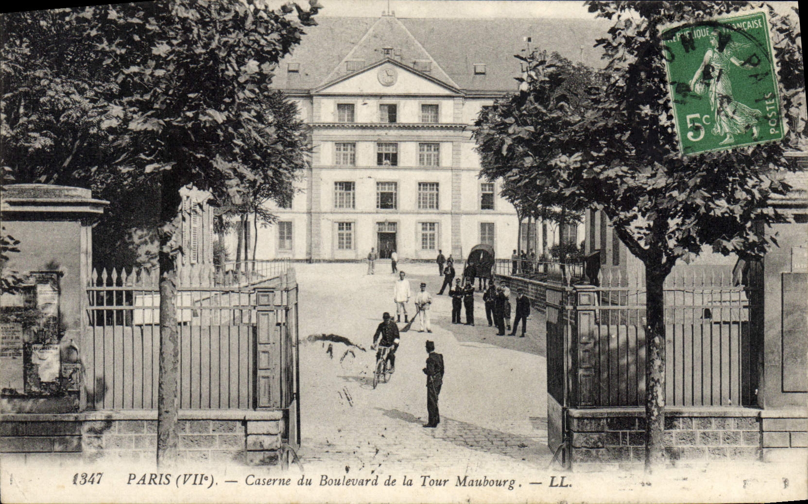 CPA Paris Caserne Du Boulevard De La Tour Maubourg