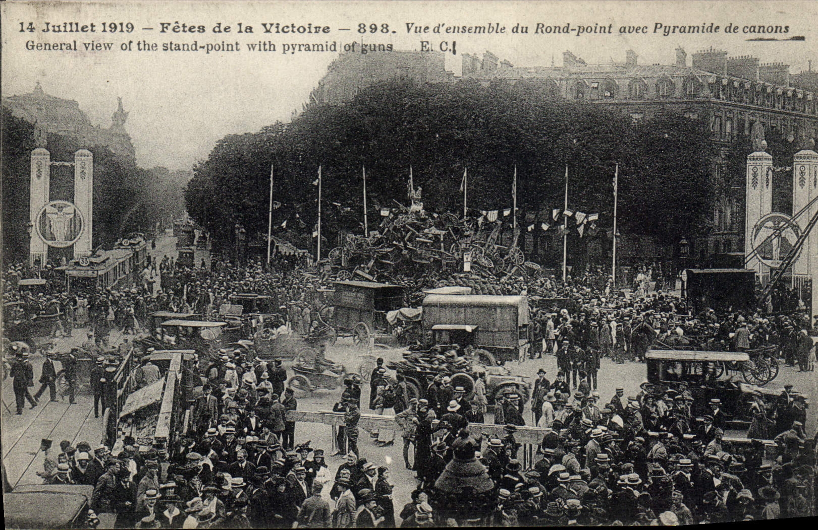 CPA 14 Juillet 1919 Fetes De La Victoire Vue D'Ensemble Du Rond Point Avec pyramide de canons