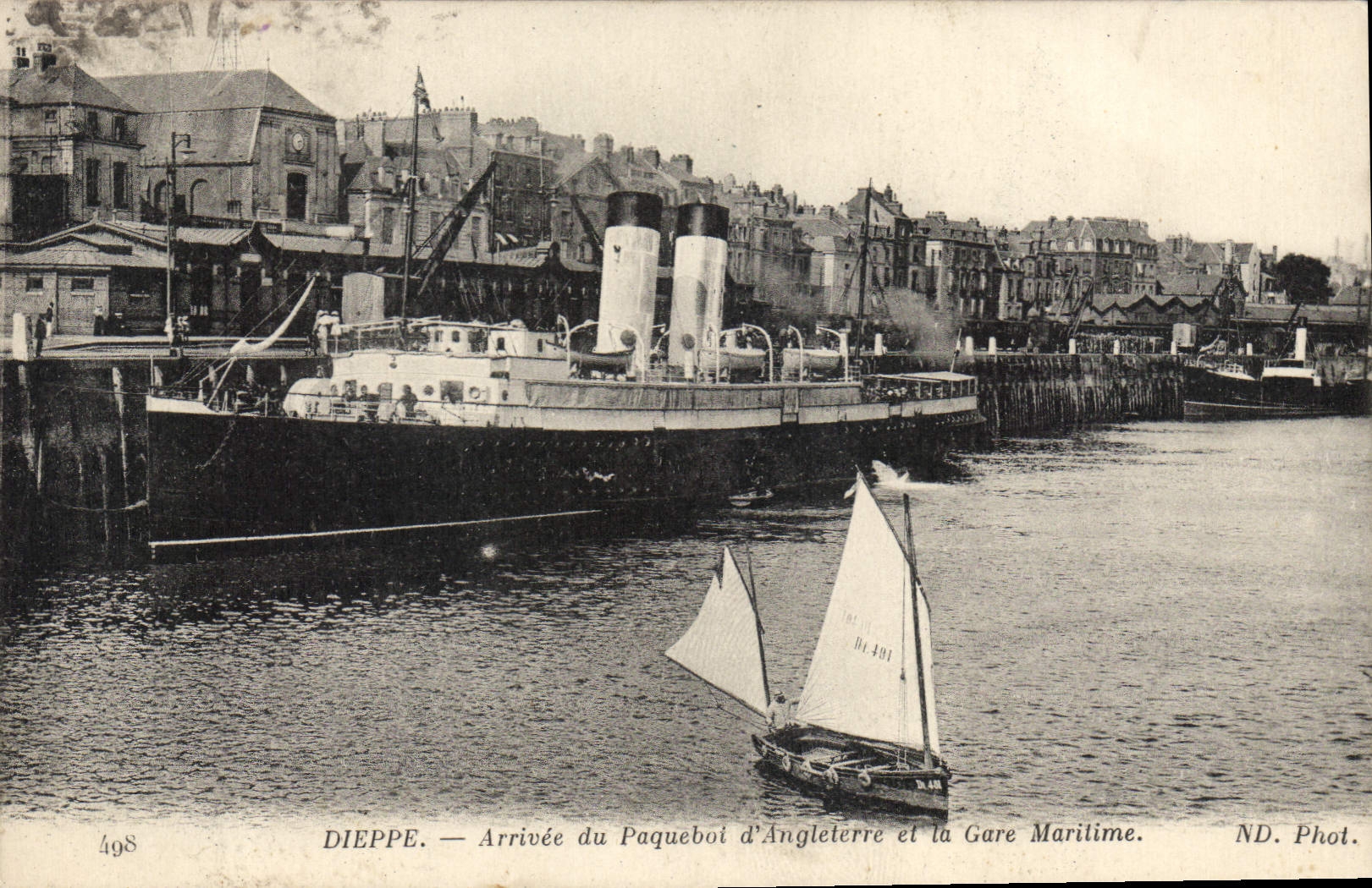 CPA Dieppe Arrivee Du Paquebol D'Angleterre Et La Gare Maritime