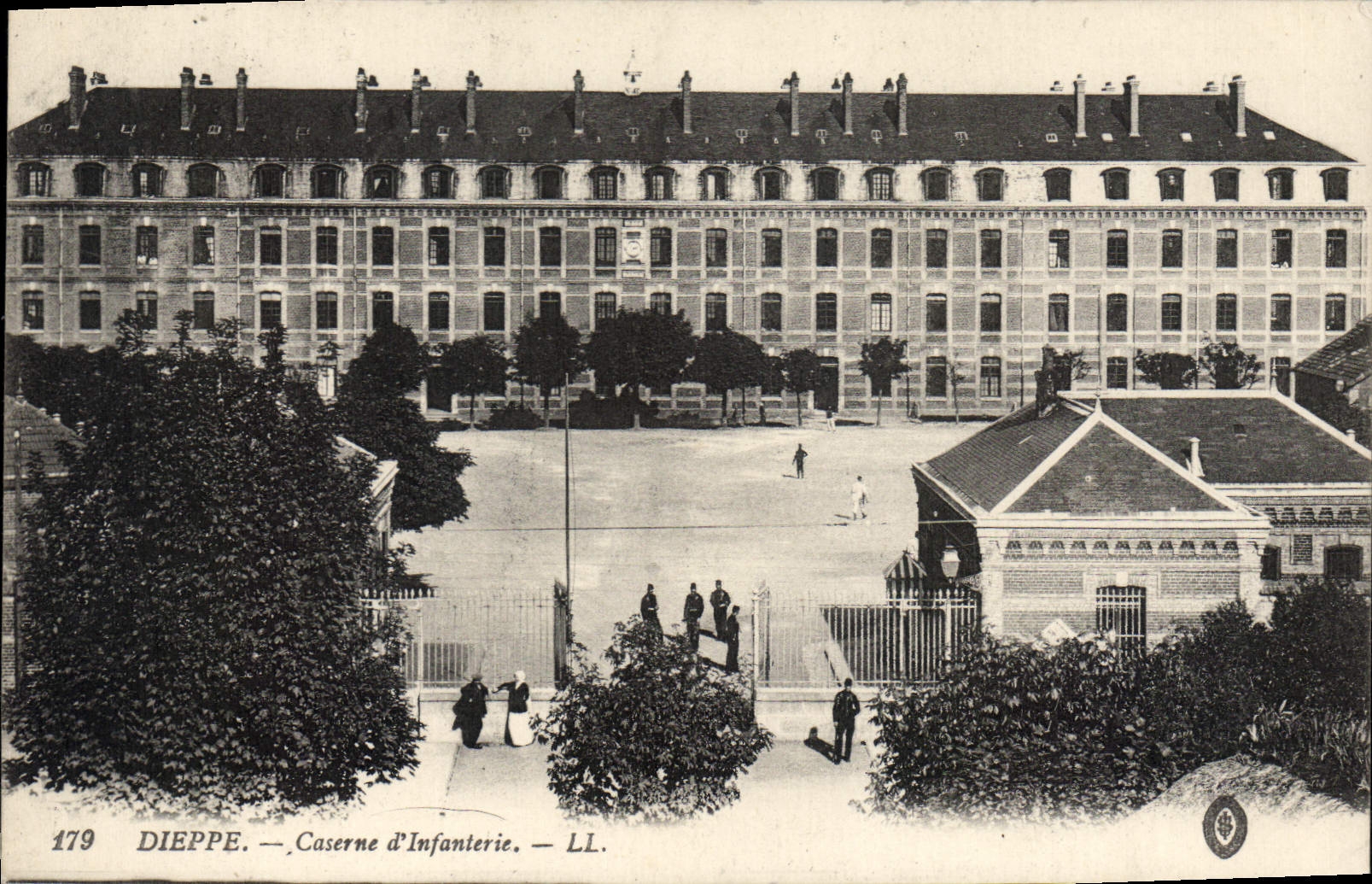 CPA Dieppe Caserne D'Infanterie