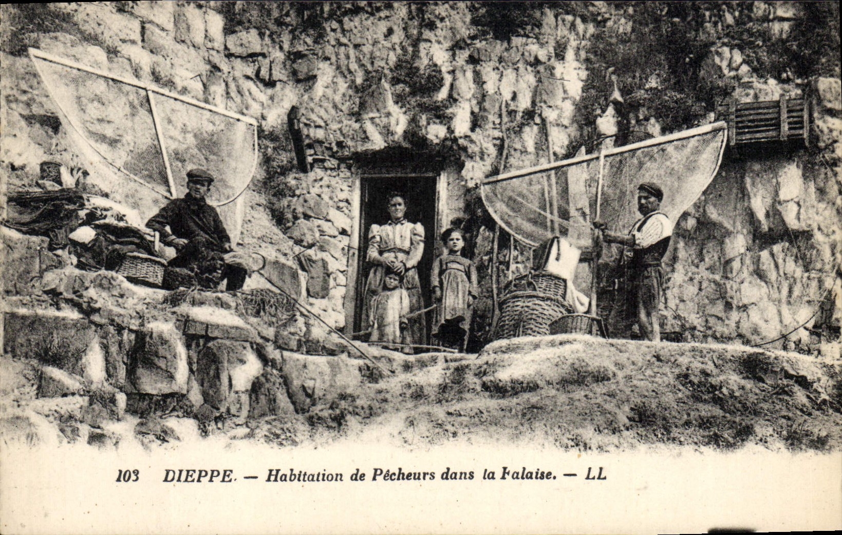 CPA Dieppe Habitation De Pêcheurs Dans La Falaise