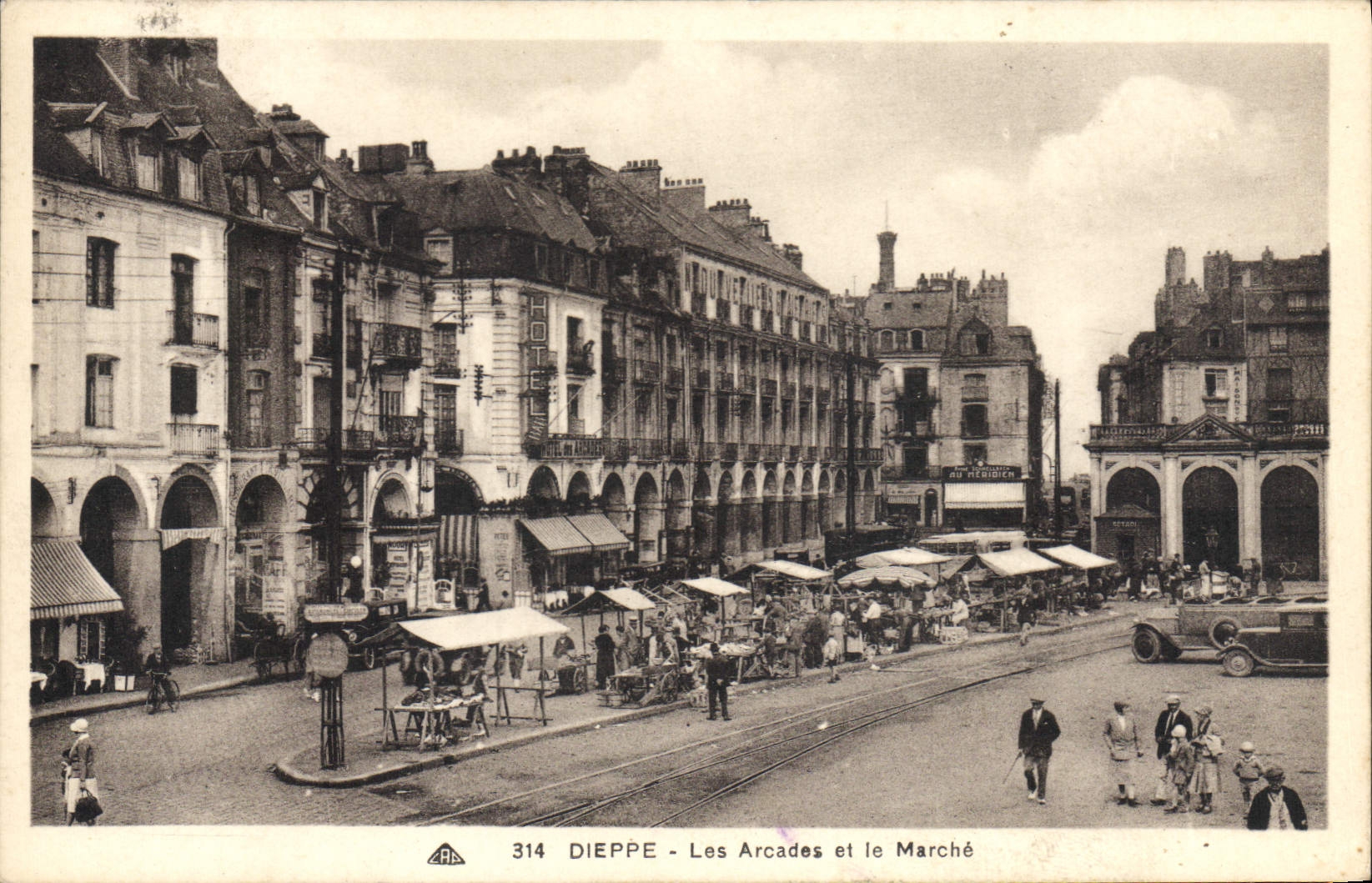 CPA Dieppe Les Arcades Et Le Marché