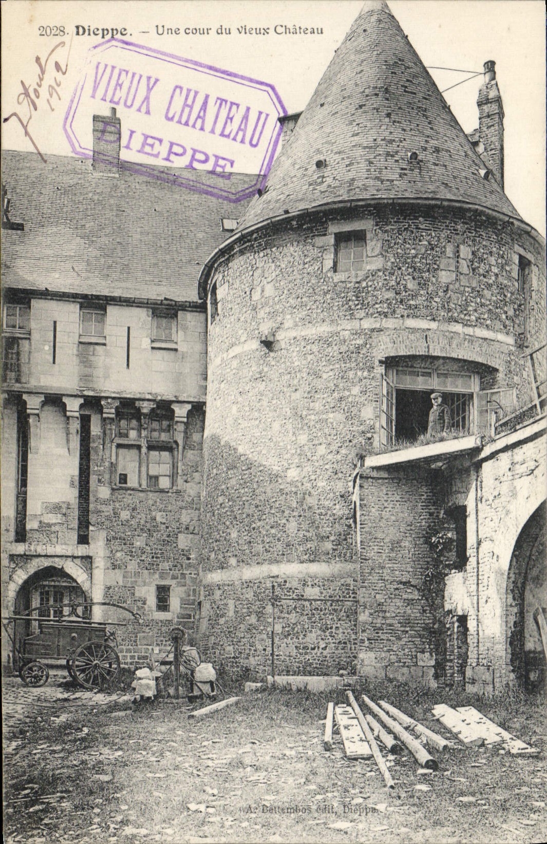 CPA Dieppe Une Cour Du Vieux Château