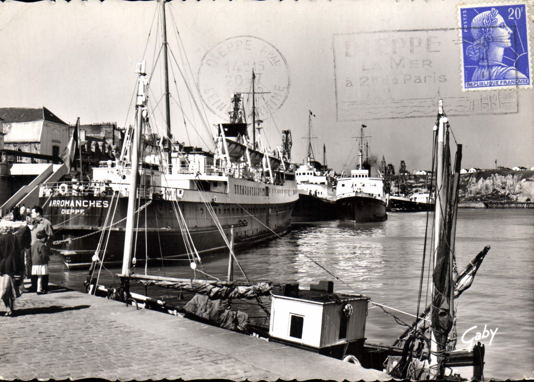 CPSM Dieppe Le Port bateau Arromanches