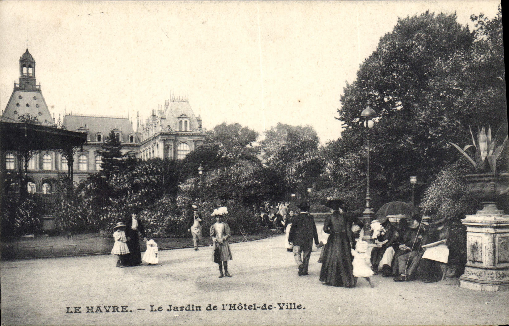CPA Le Havre Le Jardin De I'Hotel De Ville