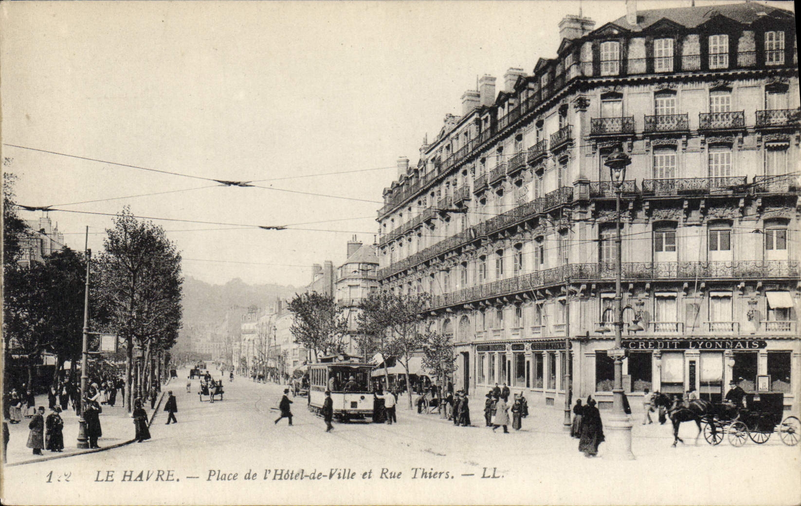 CPA Le Havre Place De I'Hotel De Ville Et Rue Thiers
