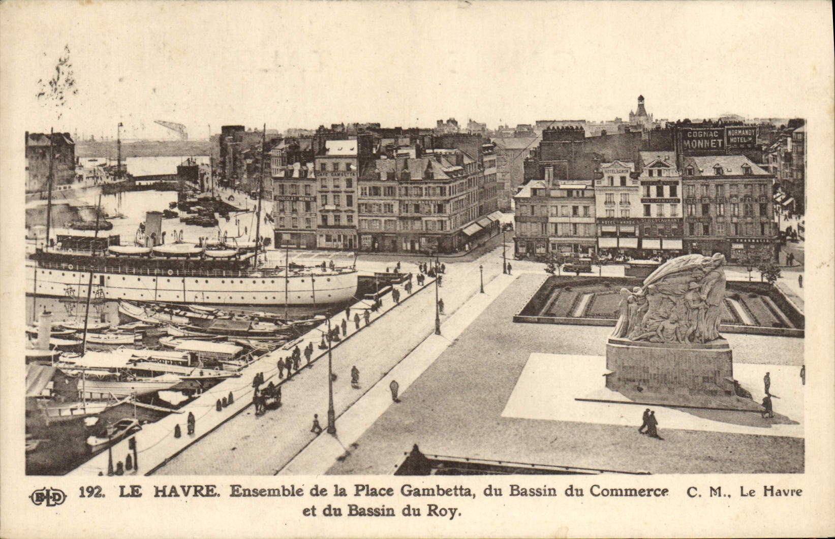 CPA Le Havre Ensemble De La Place Gambetta Du Bassin Du Commerce bassin du Roy