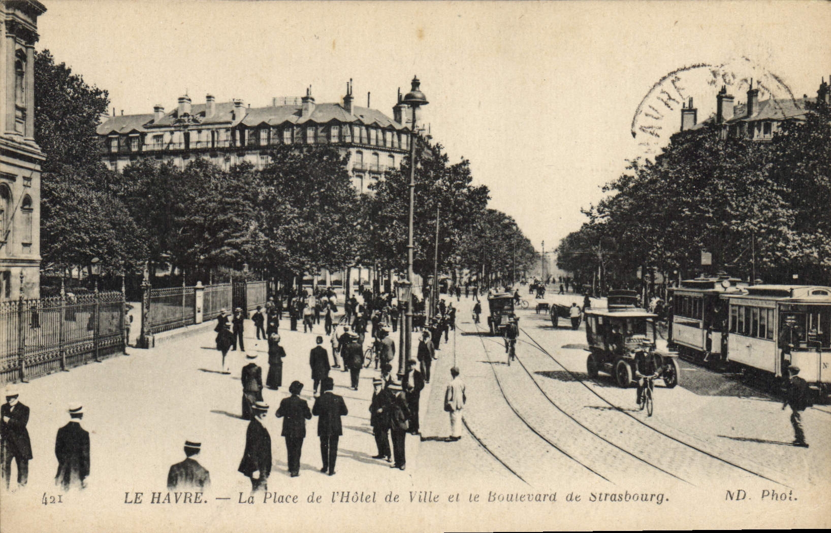 CPA Le Havre La Place De I'Hotel De Ville Et Le Boulevard de Strasbourg