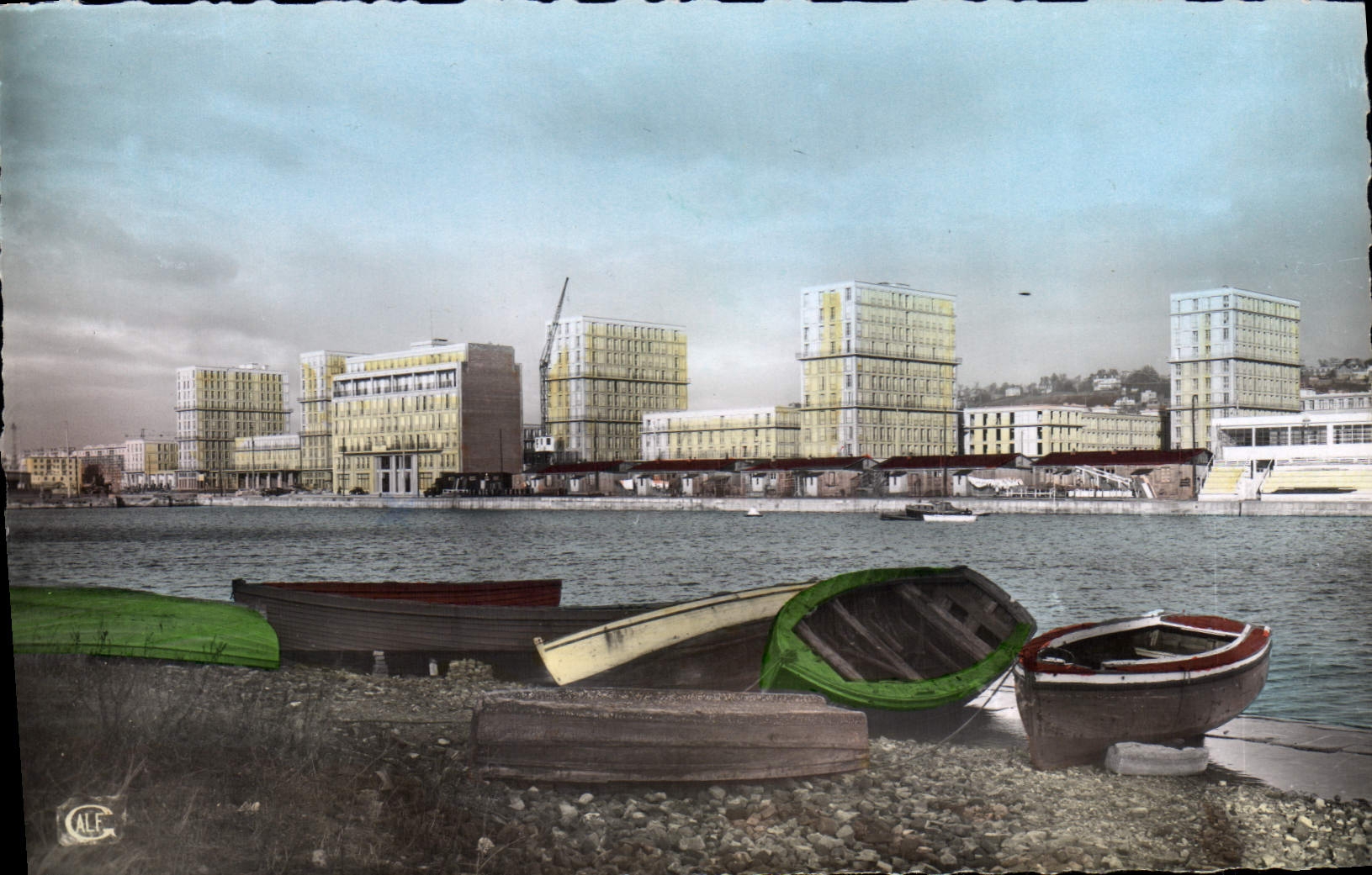 CPA Le Havre Le Bassin Du Commerce nouveaux immeubles