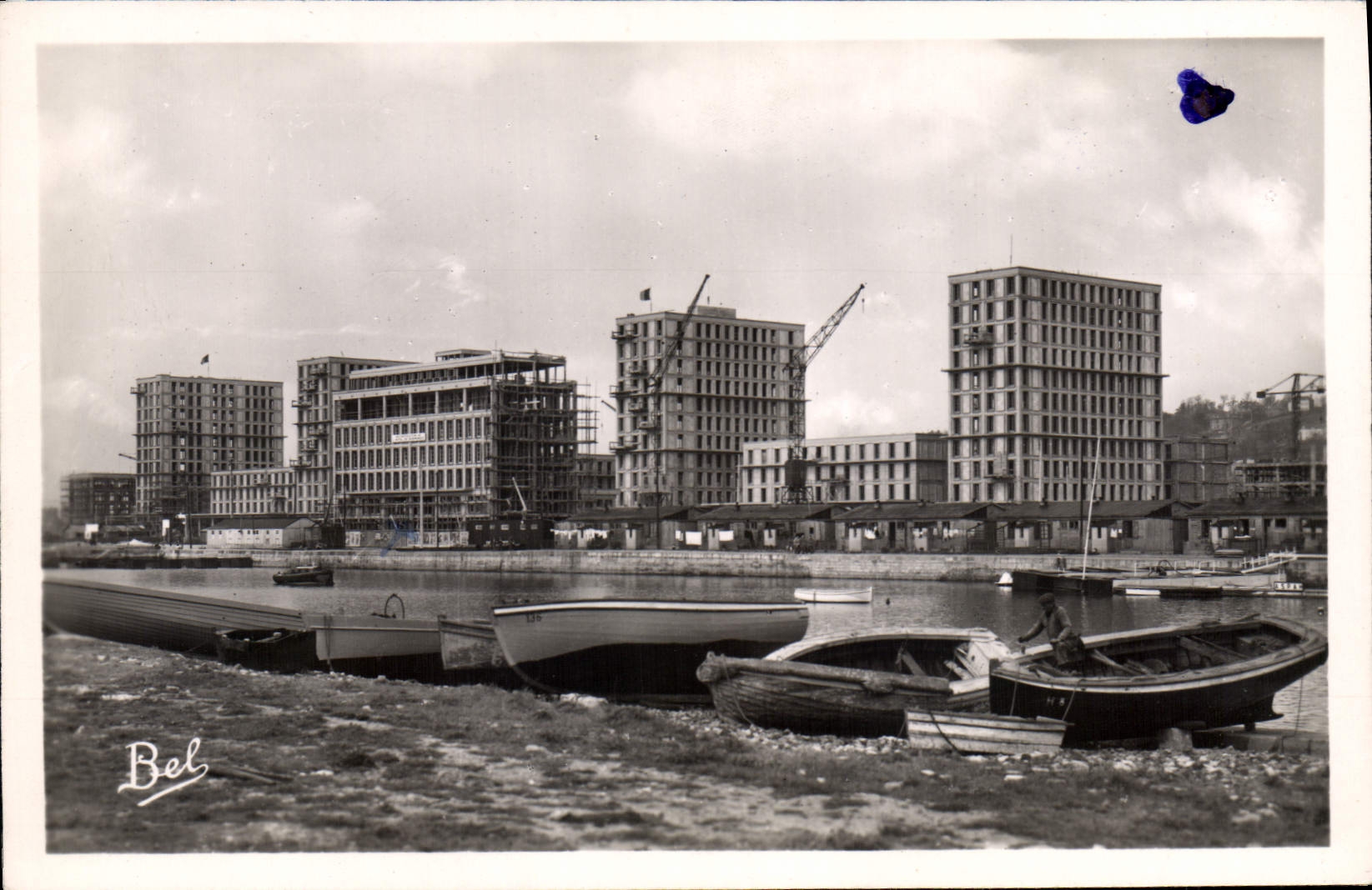 CPA Le Havre Le Bassin Du Commerce nouveaux immeubles