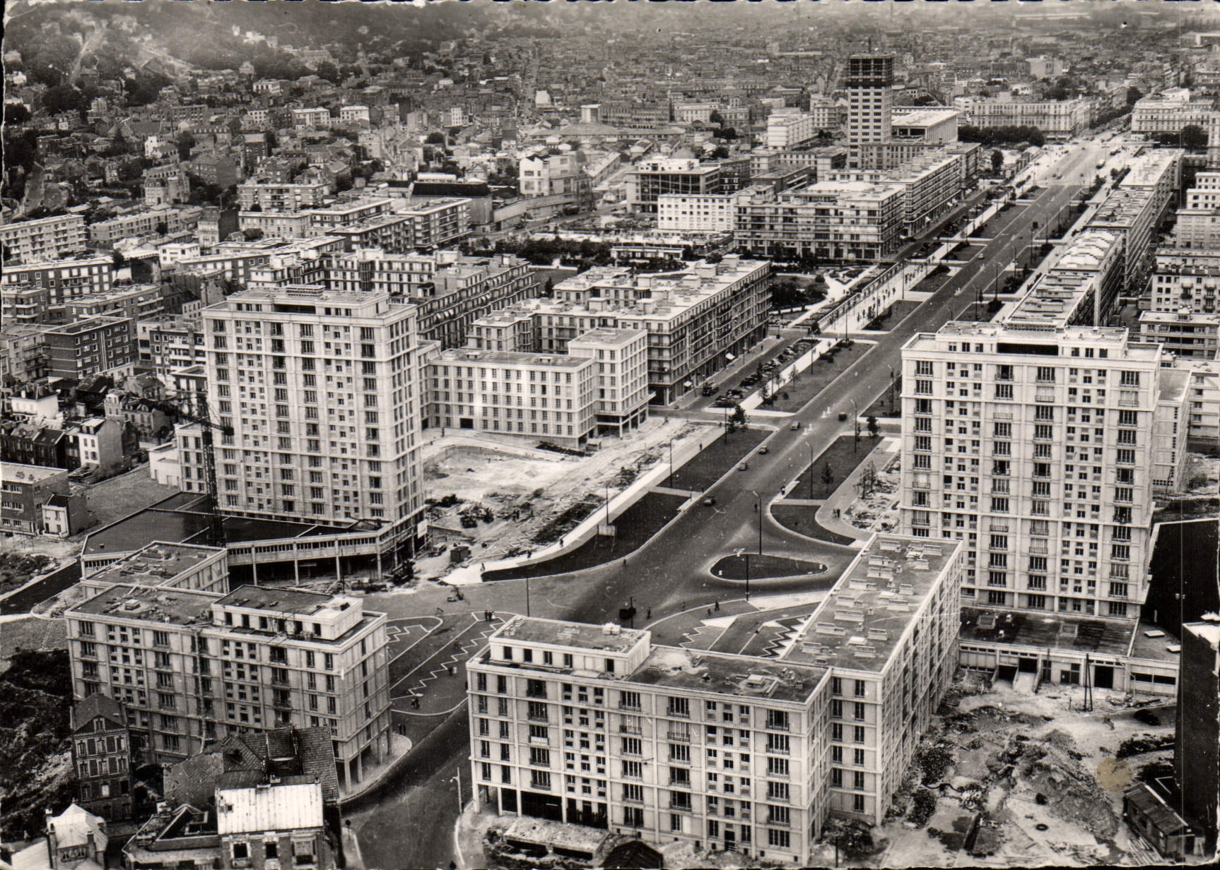 CPSM Le Havre Les Nouveaux Immeubles Et I'Avenue Foch