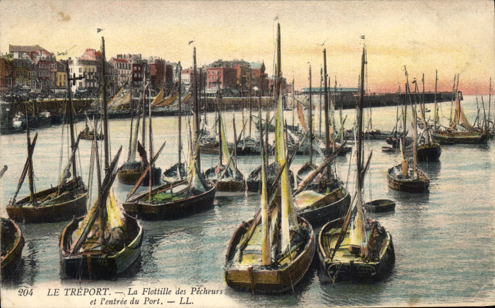 CPA Le Treport La Flottille Des Pêcheurs Et l'entree Du Port