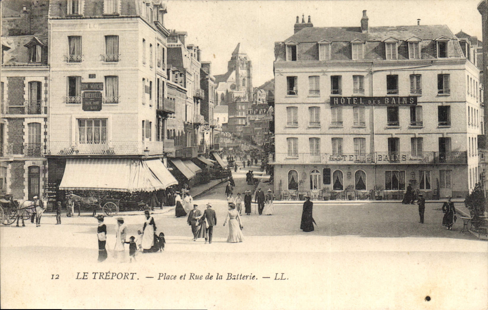 CPA Le Treport Place Et Rue De La Batterie hôtel des bains