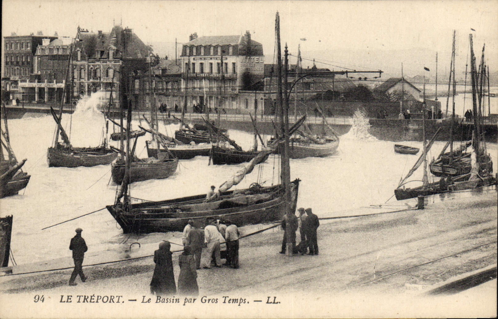 CPA Le Treport Le Bassin Par Gros Temps