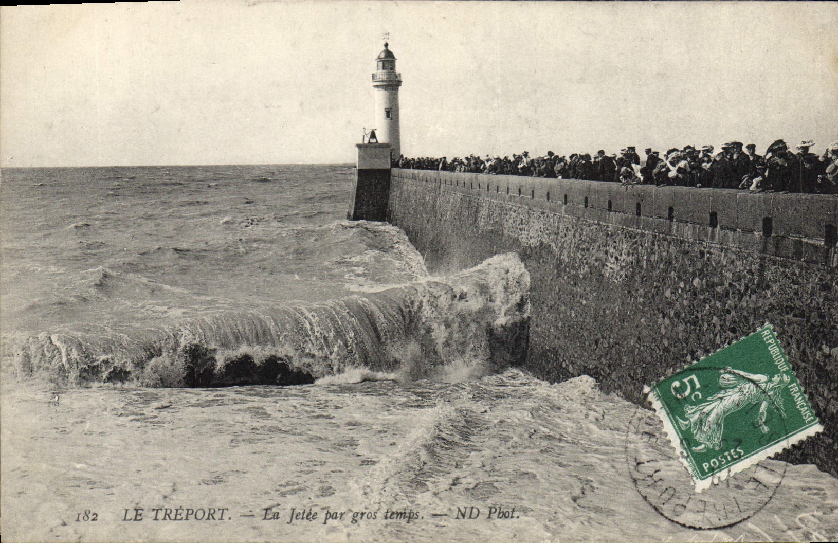 CPA Le Treport La Jetee Par Gros Temps
