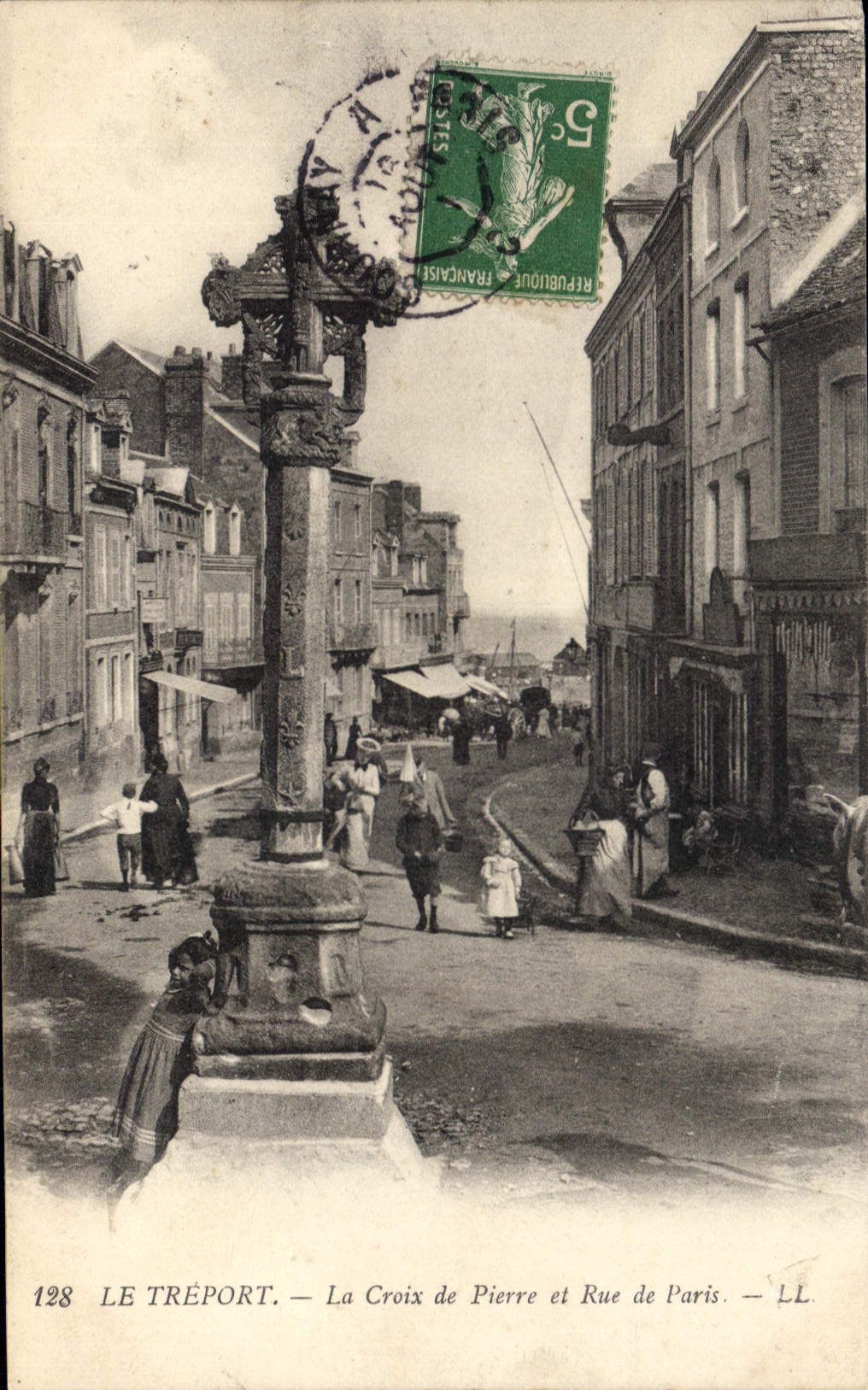 CPA Le Treport La Croix De Pierre Et Rue De Paris