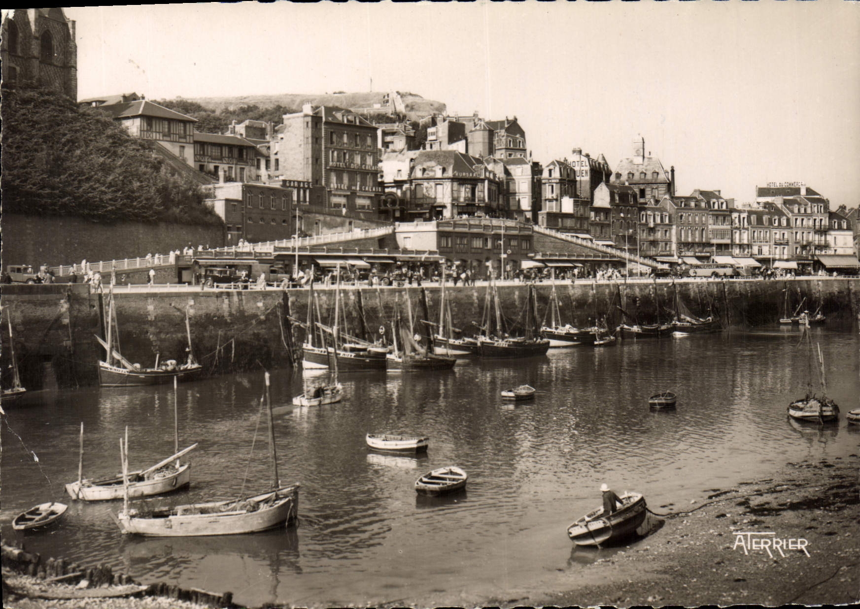 CPSM Le Treport Le Port à Maree Basse et le musoir