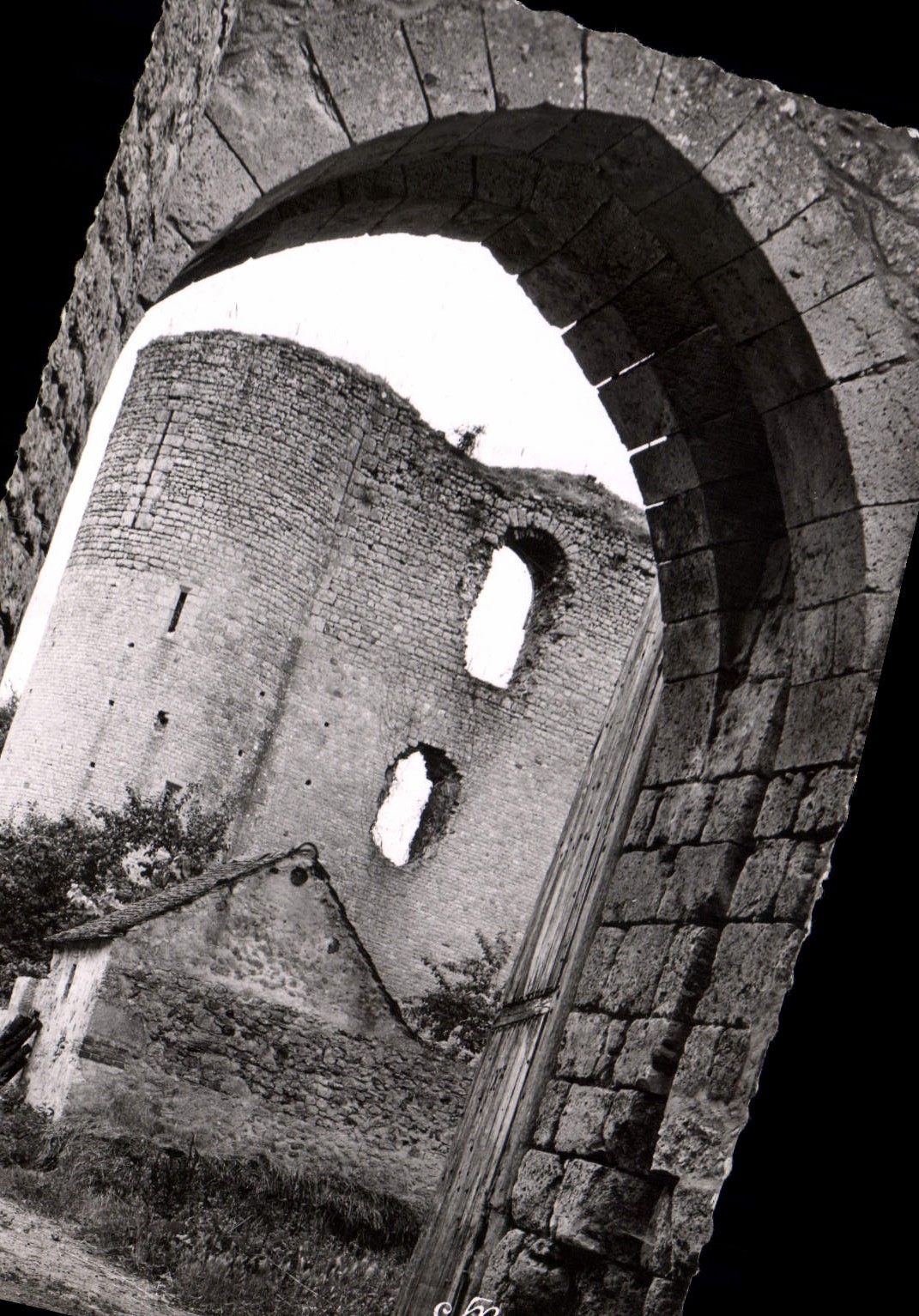 CPA Bransles Chateau Du Mez Le Marechal Le Pont Levis Et Le Donjon