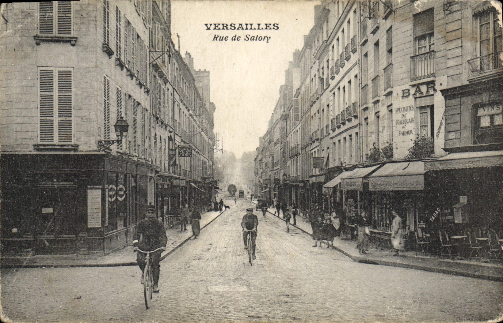 CPA Versailles Rue De Satory cyclistes