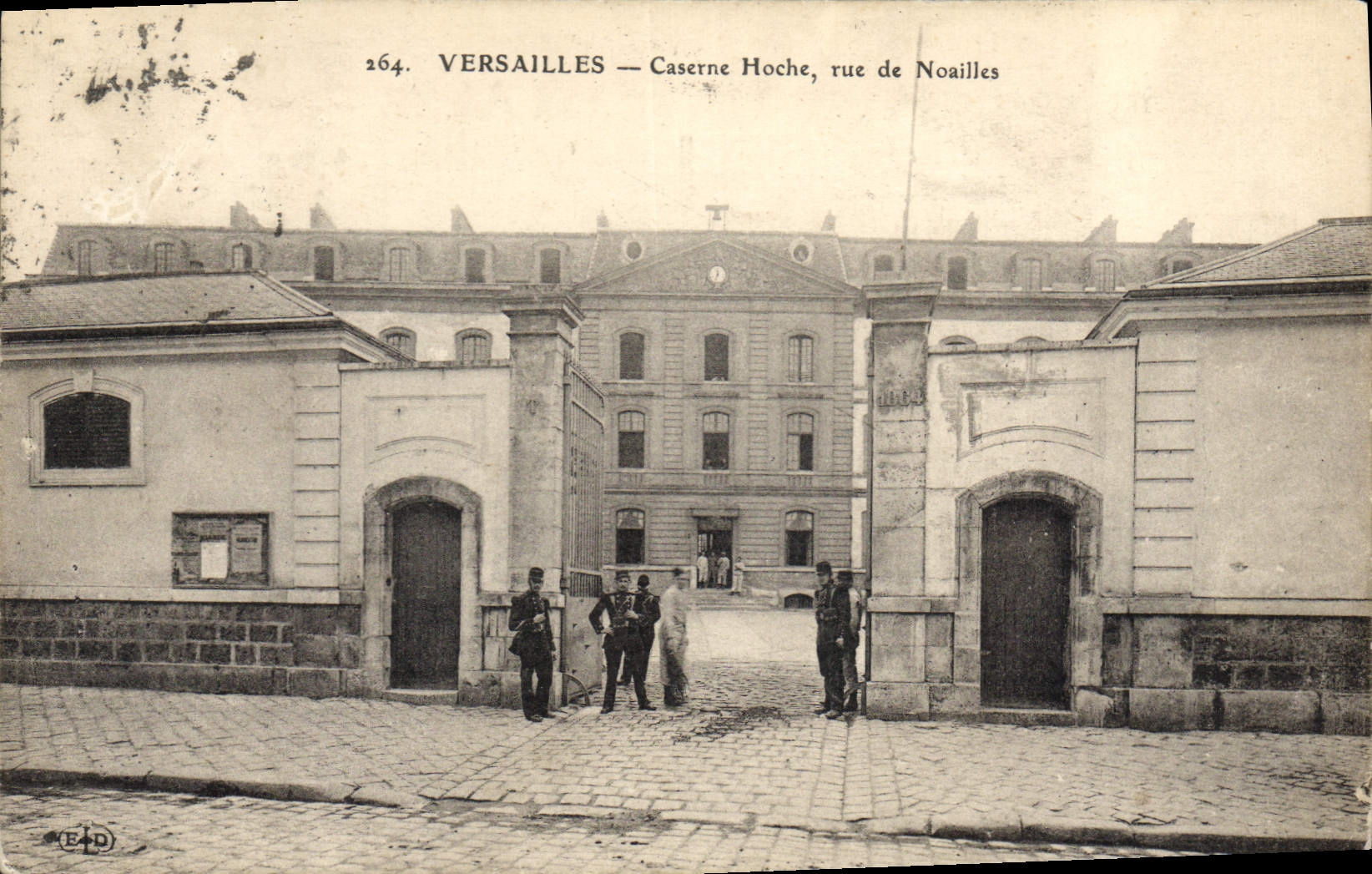 CPA Versailles Caserne Hoche Rue De Noailles