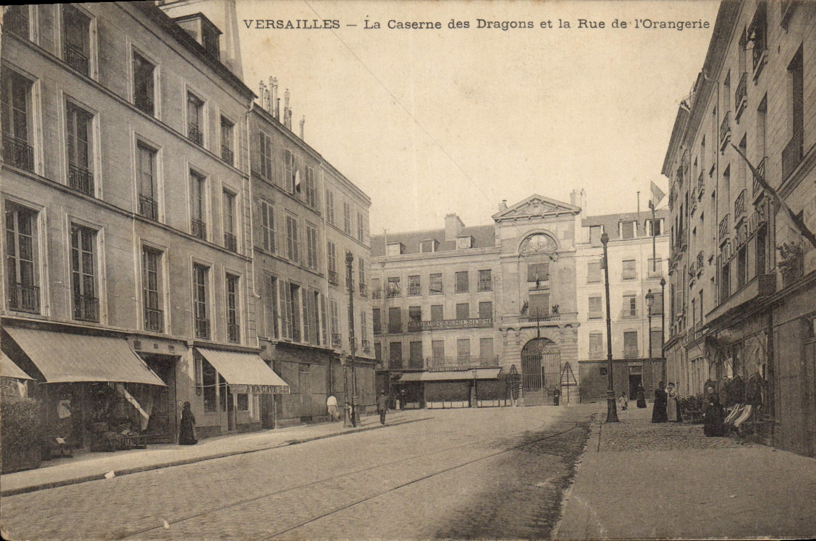 CPA Versailles La Caserne Des Dragons Et La Rue De I'Orangerie
